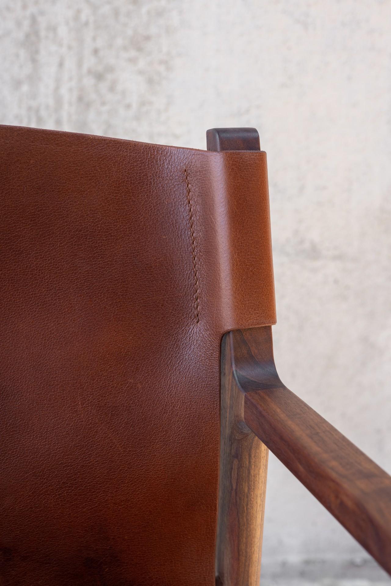 Der Delano Stuhl wurde als bequemer Schreibtischstuhl, Esszimmerstuhl oder Beistellstuhl konzipiert.  Das solide Holzgestell des Stuhls trägt eine lederumwickelte Sitzfläche und Rückenlehne, die so konzipiert ist, dass sie langlebig, aber auch