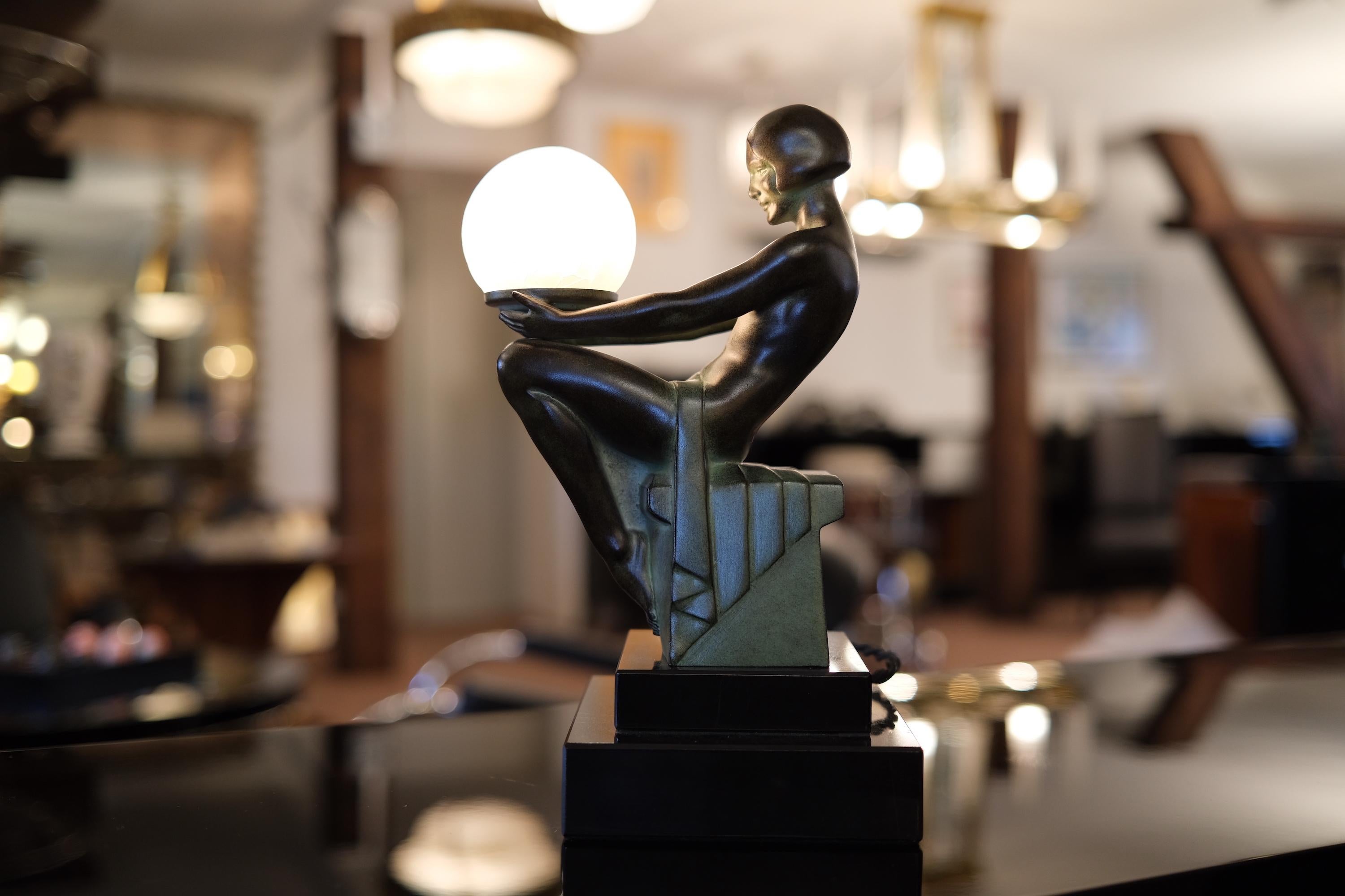 “Delassement Lumineux” table lamp 
Beautiful sitting lady 
Original “Max Le Verrier”, signed
Designed in France during the roaring 1920s by “Max Le Verrier” (1891-1973)
Art Deco style, France 

Table lamp, sculpture made in “Régule” (spelter) 
Socle