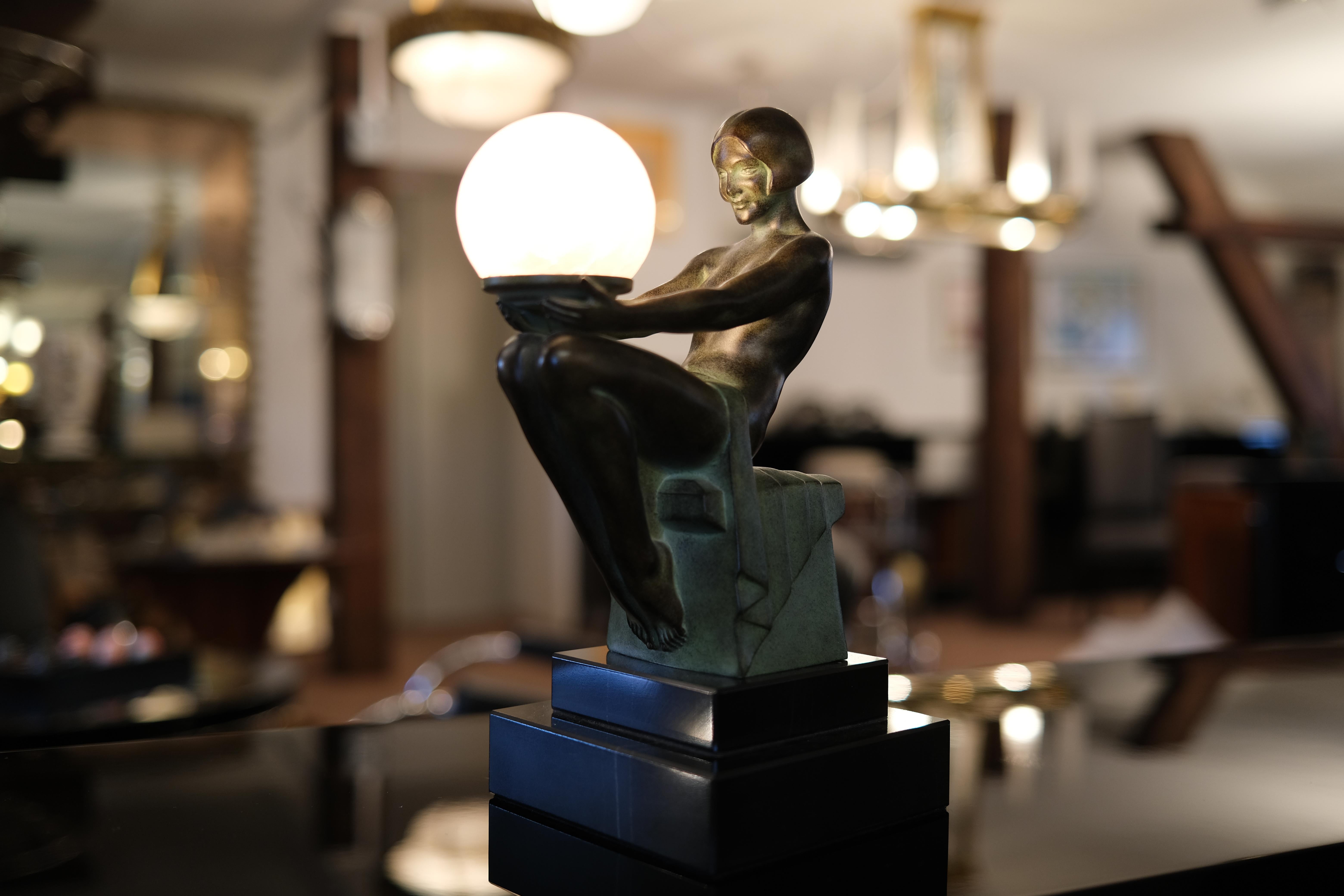 Art déco Lampe sculpture d'un nu de style Art Déco français, Delassement Lumineux par Max Le Verrier