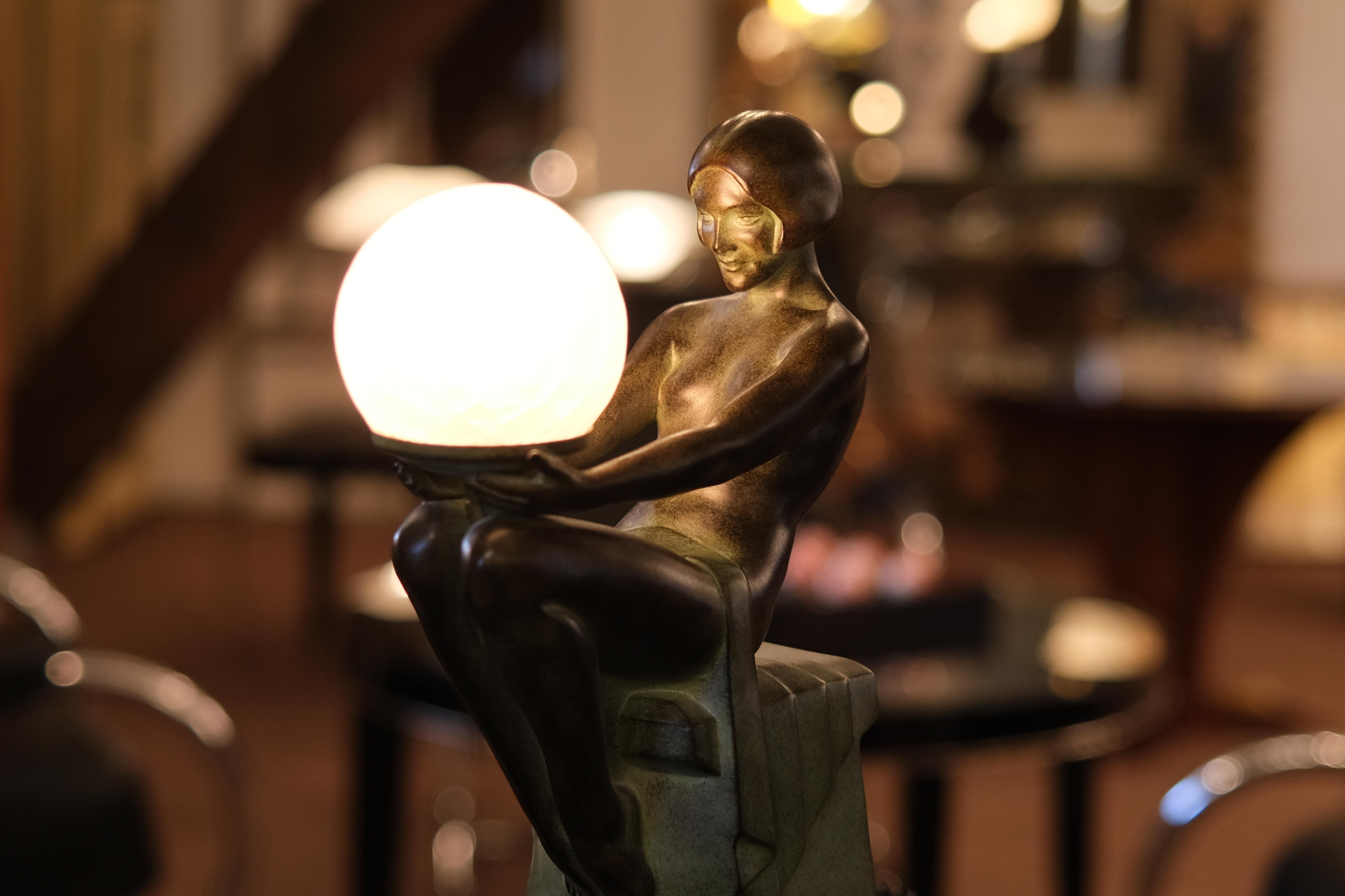 Français Lampe sculpture d'un nu de style Art Déco français, Delassement Lumineux par Max Le Verrier