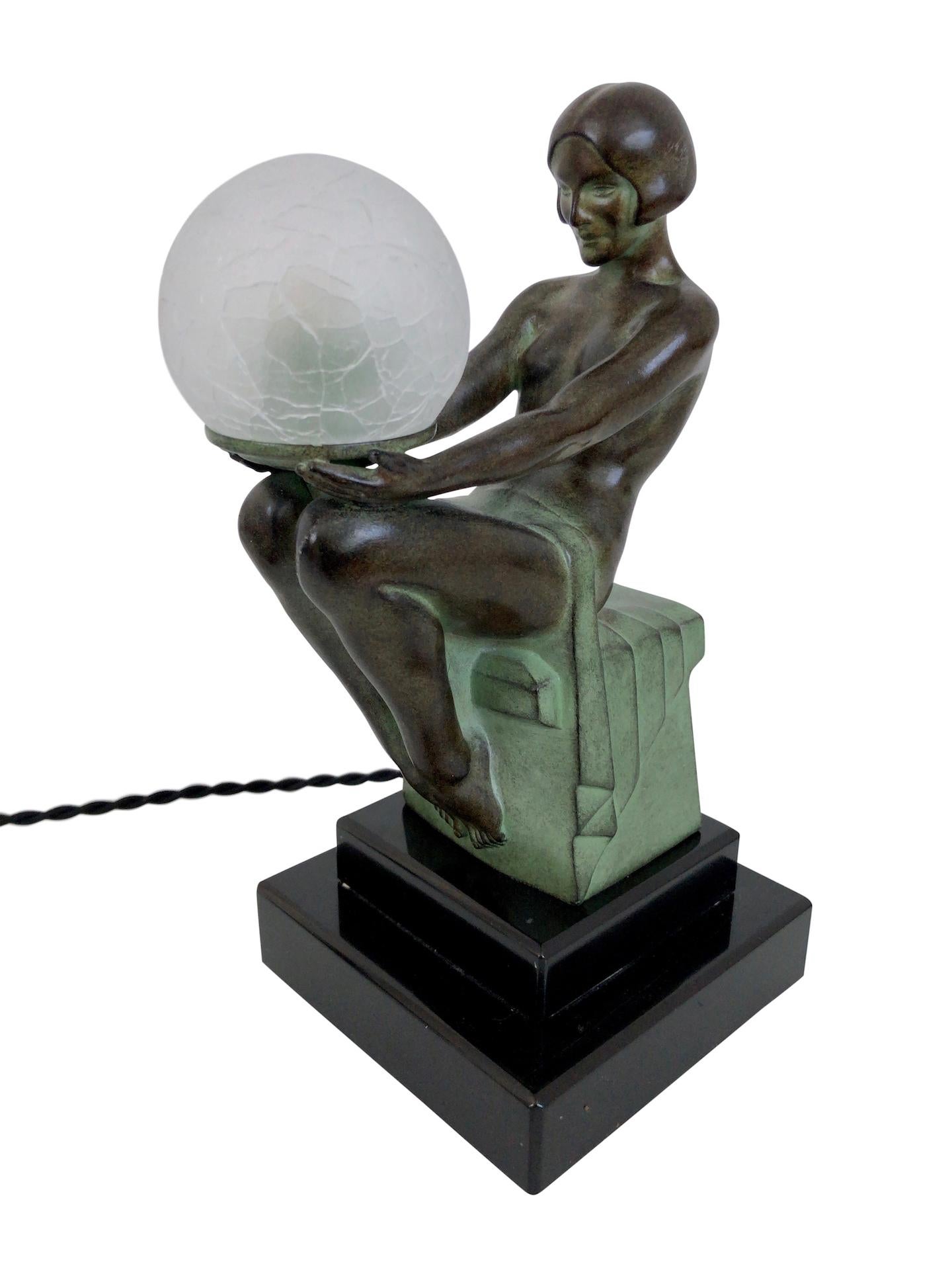 Patiné Lampe sculpture d'un nu de style Art Déco français, Delassement Lumineux par Max Le Verrier