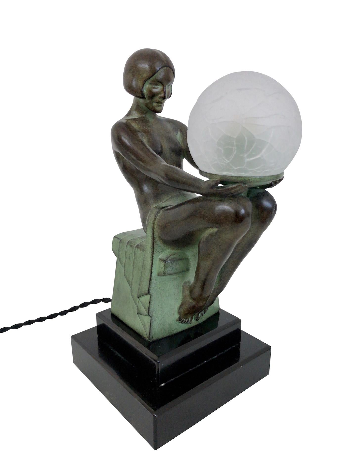 Lampe sculpture d'un nu de style Art Déco français, Delassement Lumineux par Max Le Verrier Bon état à Ulm, DE
