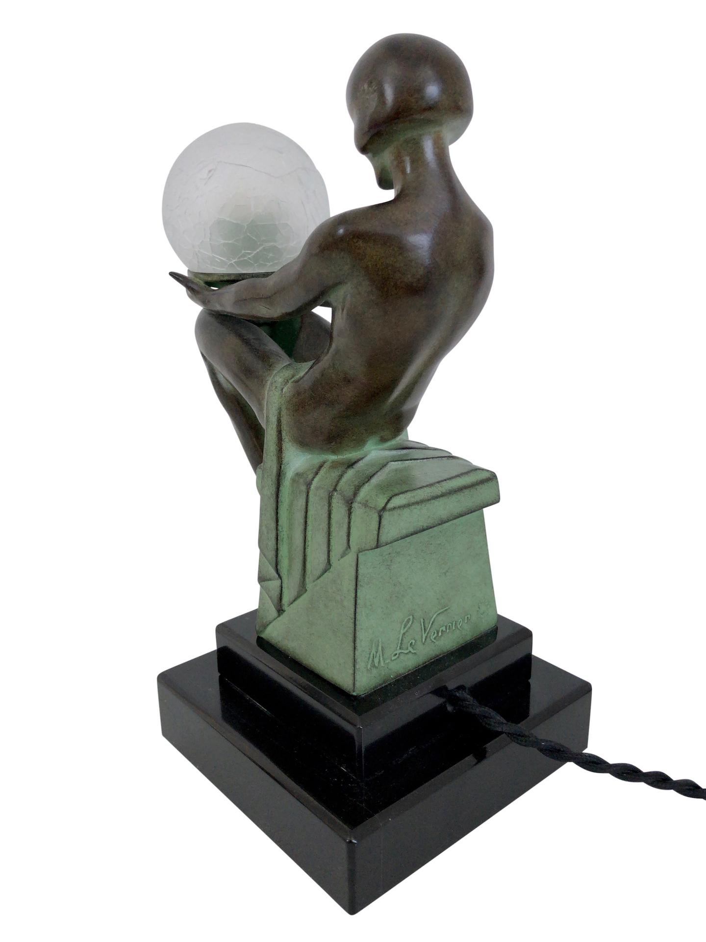 Lampe sculpture d'un nu de style Art Déco français, Delassement Lumineux par Max Le Verrier 1