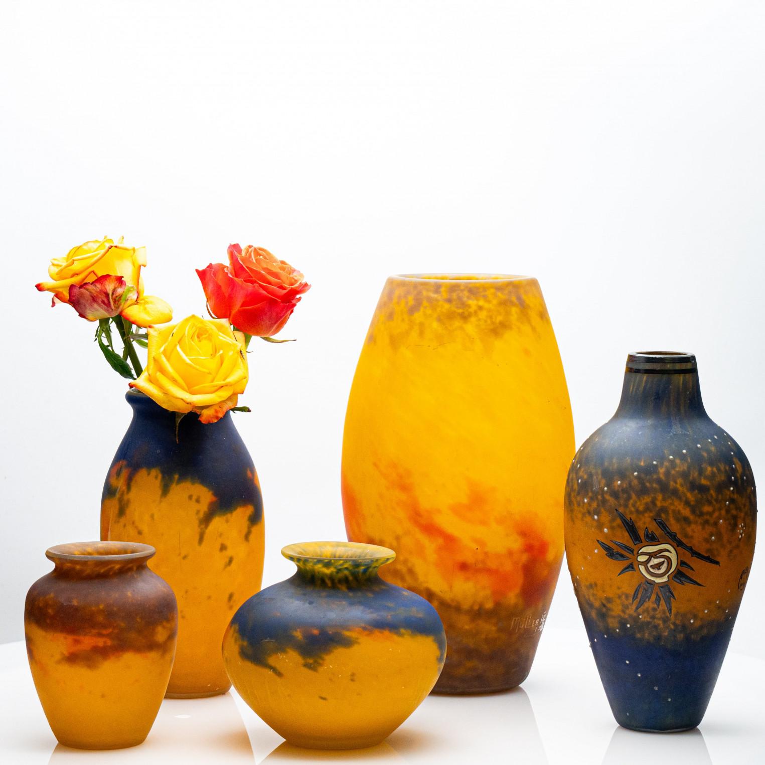 Questo raffinato set multicolore in Pâte du Verre Art Deco è un pezzo forte della stanza.  Firmato 