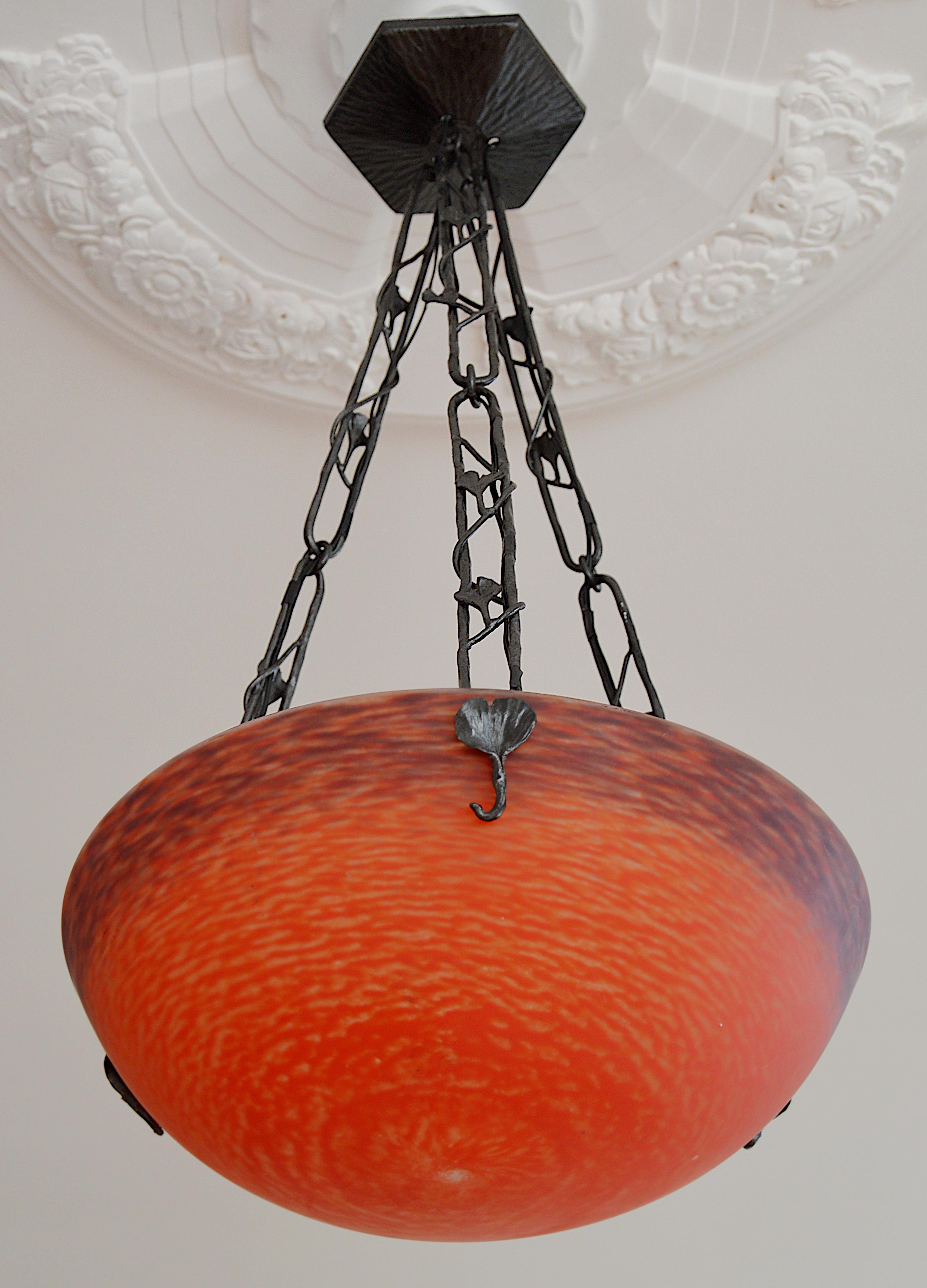 Französischer Art-Déco-Hängeleuchter von Andre Delatte (Jarville, bei Nancy), Frankreich, 1920er Jahre. Lampenschirm aus mundgeblasenem Doppelglas. Farben: rot und violett. Schmiedeeisenhalterung. Maße: Höhe 28