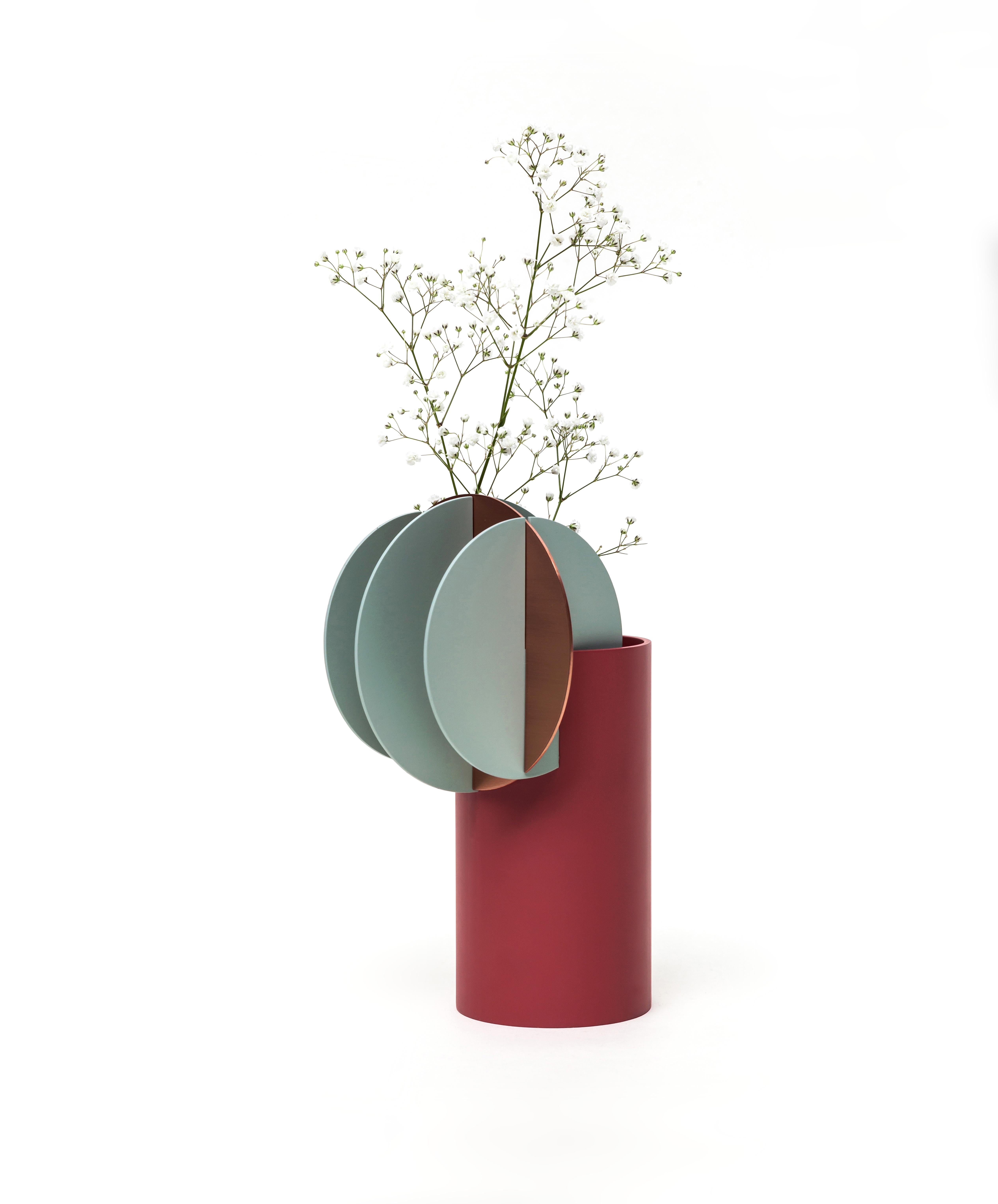 Vaso Delaunay CS1 di NOOM
Dimensioni: L. 15 x P. 17,5 x H. 26,5 cm 
Materiali: Rame, acciaio verniciato.
Peso: 2 kg

Il vaso Delaunay è uno dei vasi della collezione 