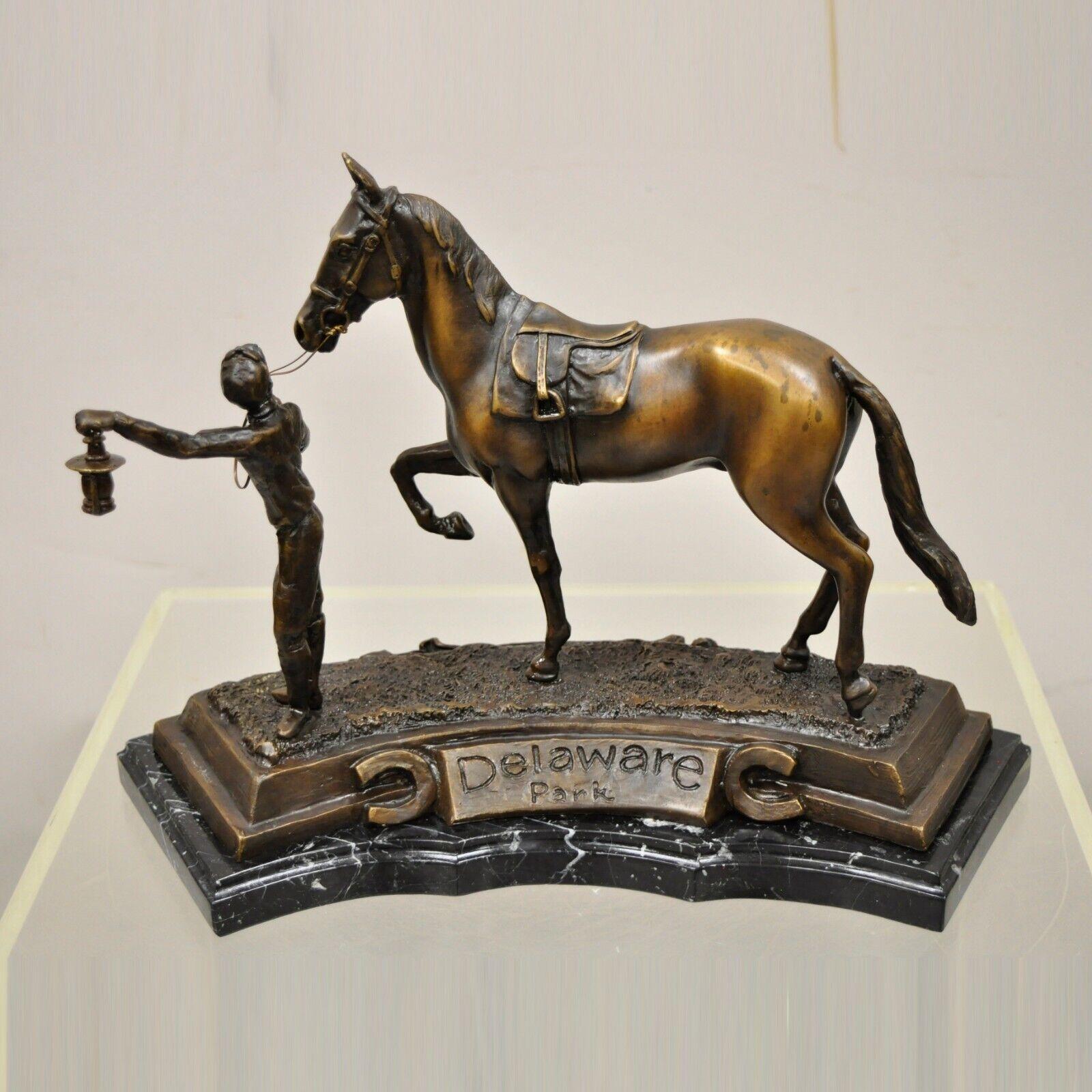 Delaware Park Bronze Reiter Jockey führt Rennpferd mit Laterne Skulptur Statue. Bronzefigur eines Jockeys, der das Rennen anführt, mit Laterne, halbrundem Sockel aus schwarzem Marmor und der Aufschrift 