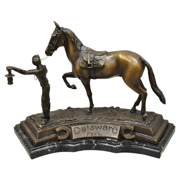 Statue de la lanterne d'équitation en bronze du Delaware Park représentant  Jockey, cheval de course au premier plan En vente sur 1stDibs