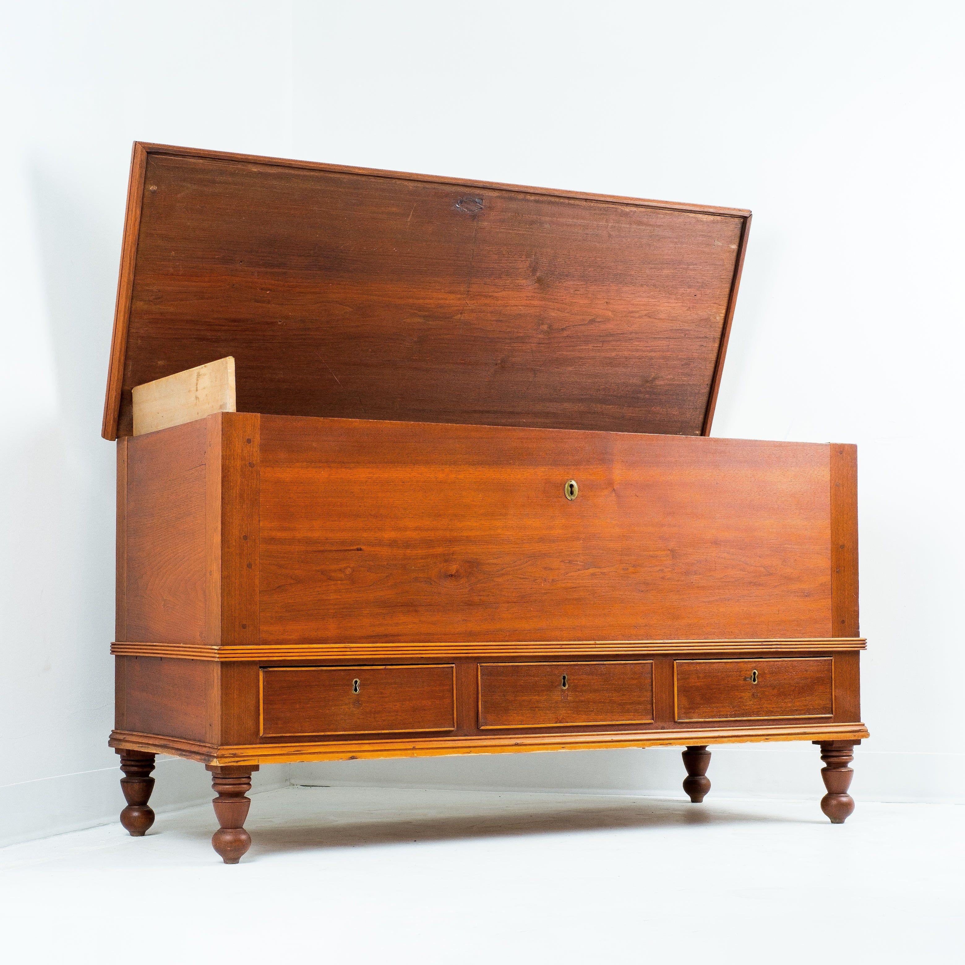 Delaware Valley Black Walnut Dower Chest, 1830 In Good Condition For Sale In Kenilworth, IL