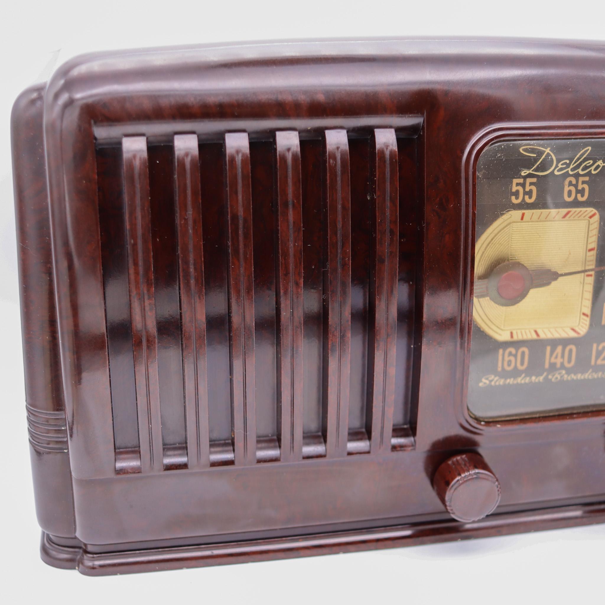 Art déco Radio Delco Art Déco 1941 Vintage Bakélite R 1171 en parfait état en vente