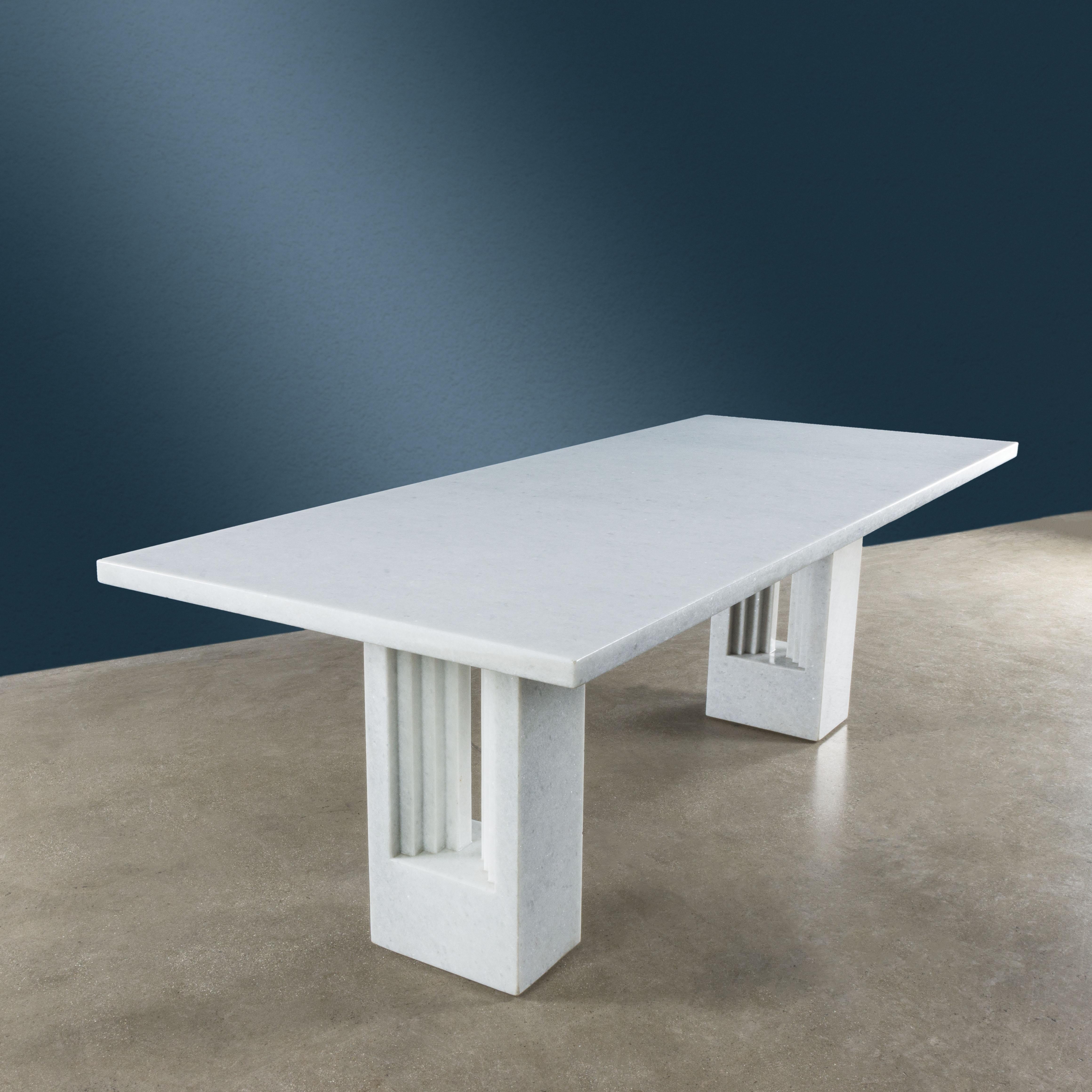 ‘Delfi’ model marble table, produced by Simon since 1969.
The Delfi table is the result of Carlo Scarpa’s reworking of a conceived table
in the 1930s by Marcel Breuer. Specifically, the Venetian designer intervened on the central slots of the