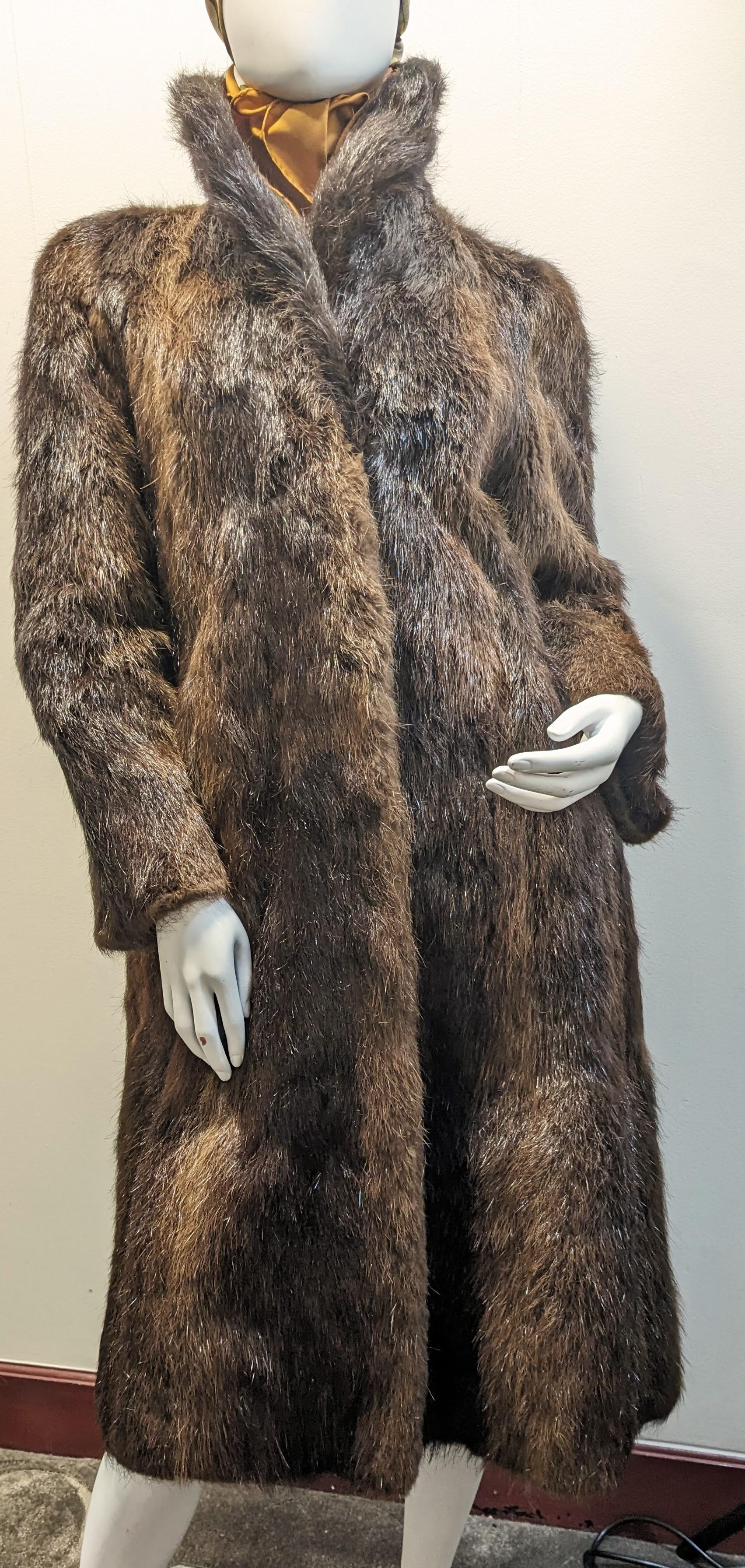 Delfín Abad Bilbao Brown Beaver  Coat 
 Moderate lapel collar and V-neck; Three snap hook and loop closures at the front. External pockets on both sides,


COAT MEASURES:
LENGTH 1115cm 45,27 inches
UNDERARM TO HAND 62cm 24,4 inches

Our Company