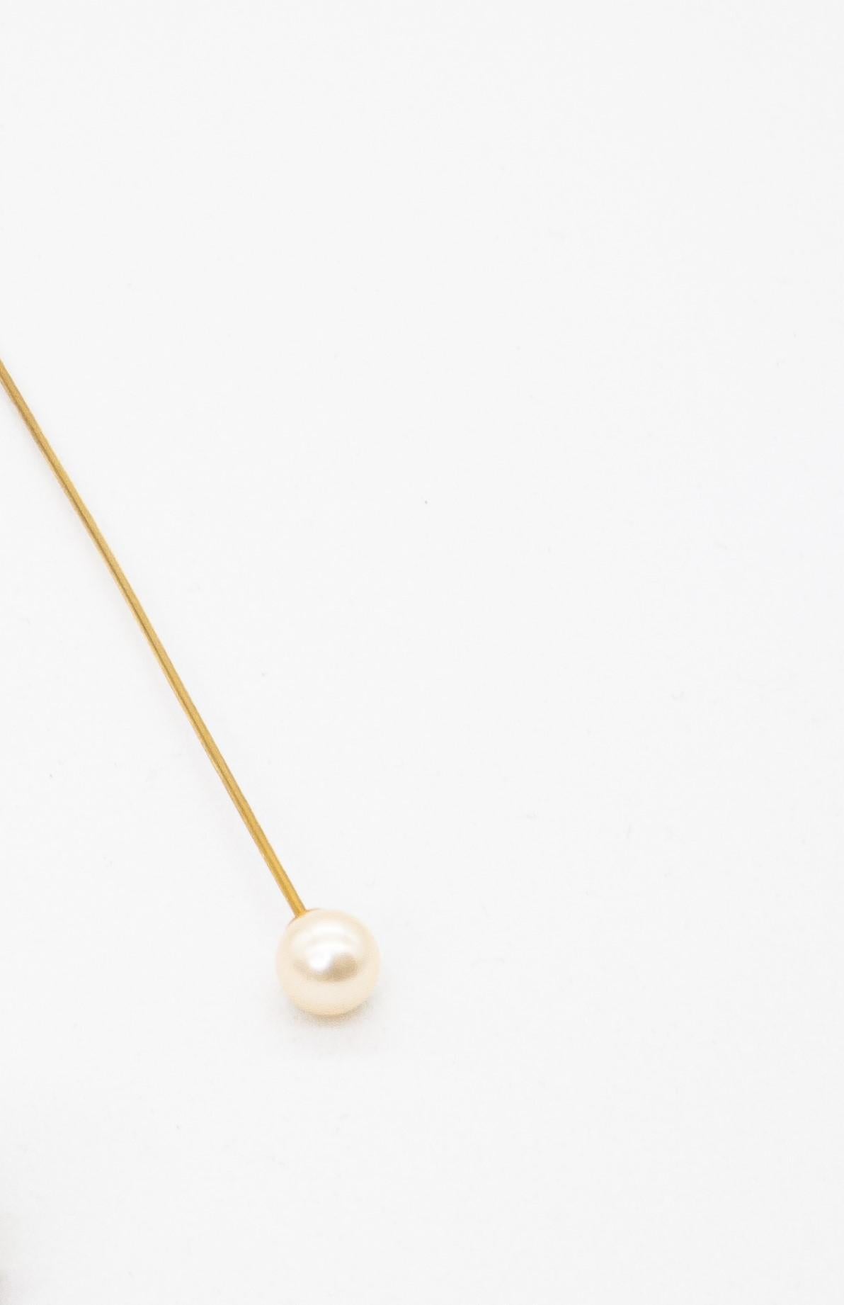 Dieser einzelne Ohrring des italienischen Designer-Juweliers Delfina Deletrez ist mit einem wunderschönen Amethyst im Prinzessinnenschliff und einer Süßwasserperle besetzt. Zum Anlegen des Ohrrings wird die Perle einfach entfernt. 