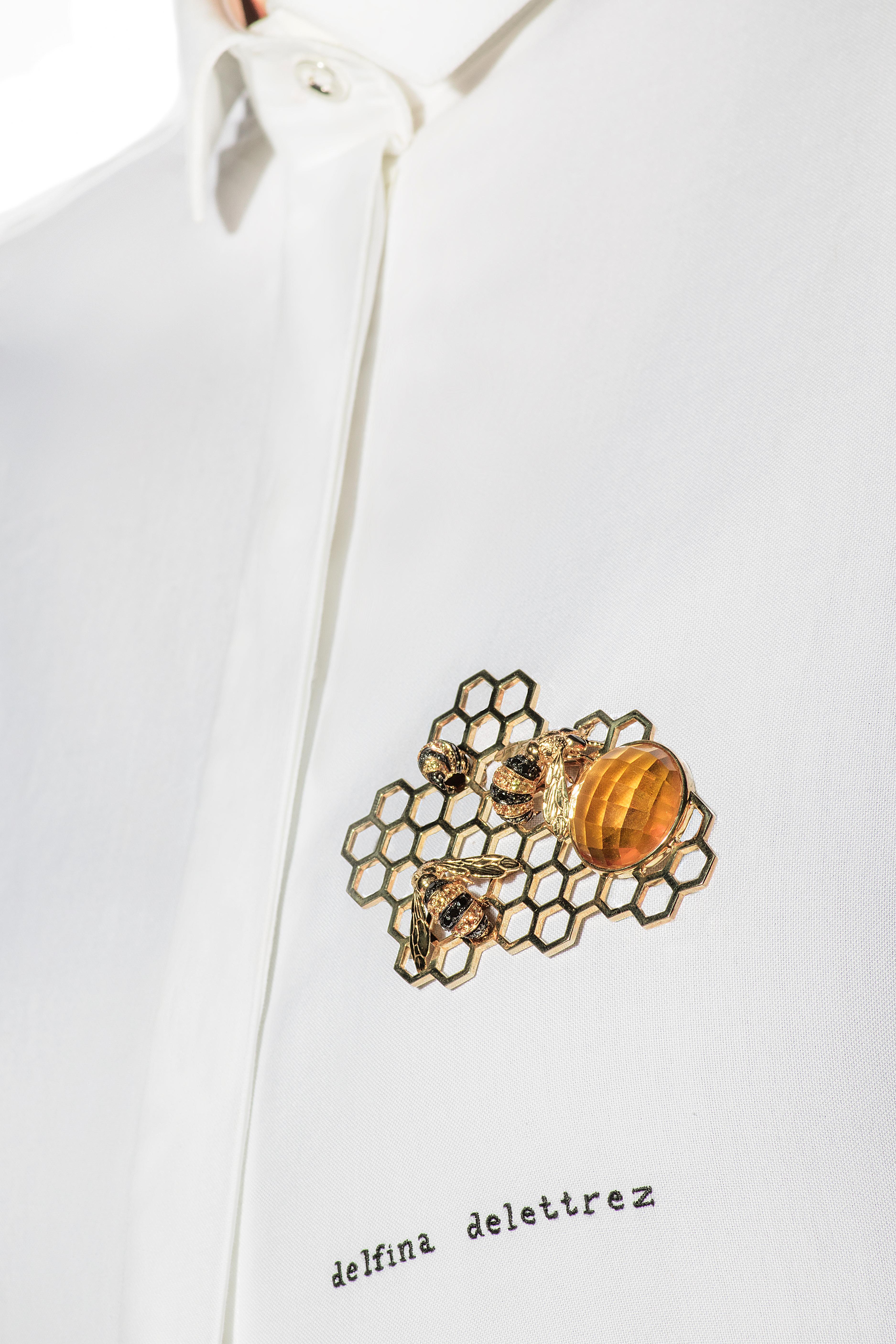 The one of a kind To Bee or not to Be Brooch from Delfina Delettrez’s Garden of Delight collection creates hypnagogic visions that celebrate the mysteries of the physical world. The hyper-real beehive is rendered from 13,60 gr silver and 9.7 gr