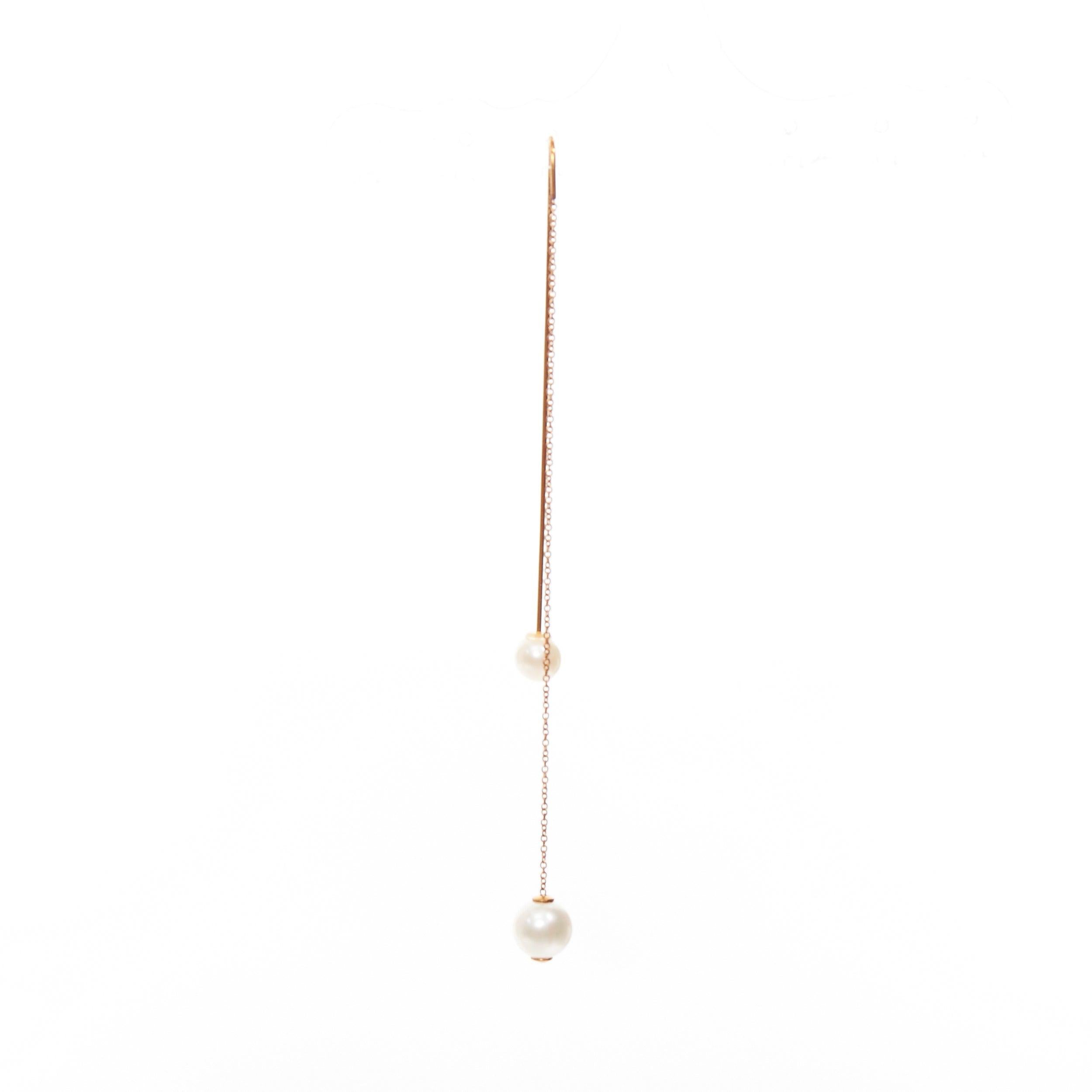 DELFINA DELETTREZ Ohrring aus 18 Karat Gelbgold mit durchhängender Perlenkette, einzeln
Referenz: AAWC/A01594
Marke: Delfina Delettrez
MATERIAL: Gelbgold, Perle
Farbe: Gold, Perle
Muster: Solide
Verschluss: Durchschleifen
Zusätzliche Details: 18K