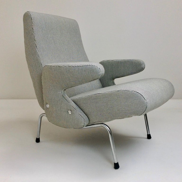Nice Delfino armchair by Erberto Carboni for Arflex, circa 1954, Italy.
New upholstery, chromed steel feet, rubbers.
Dimensions: 82 cm H, 85 cm D, 71 cm W, seat height: 41 cm.
All purchases are covered by our Buyer Protection Guarantee.
This