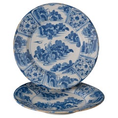 Paire de plats de Delft 1670 de style Chinoiserie bleu et blanc Figure chinoise dans un paysage