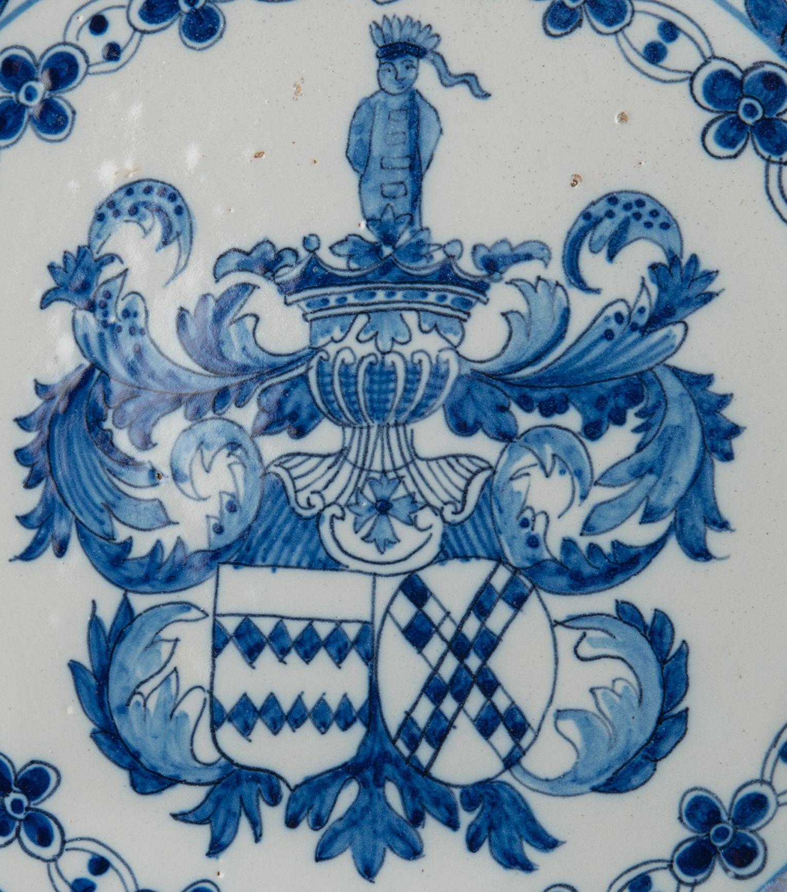 Niederländischer holländischer Delfter Wappenmantel aus blauer und weißer Keramik mit Wappenteller, griechisch A (Barock) im Angebot