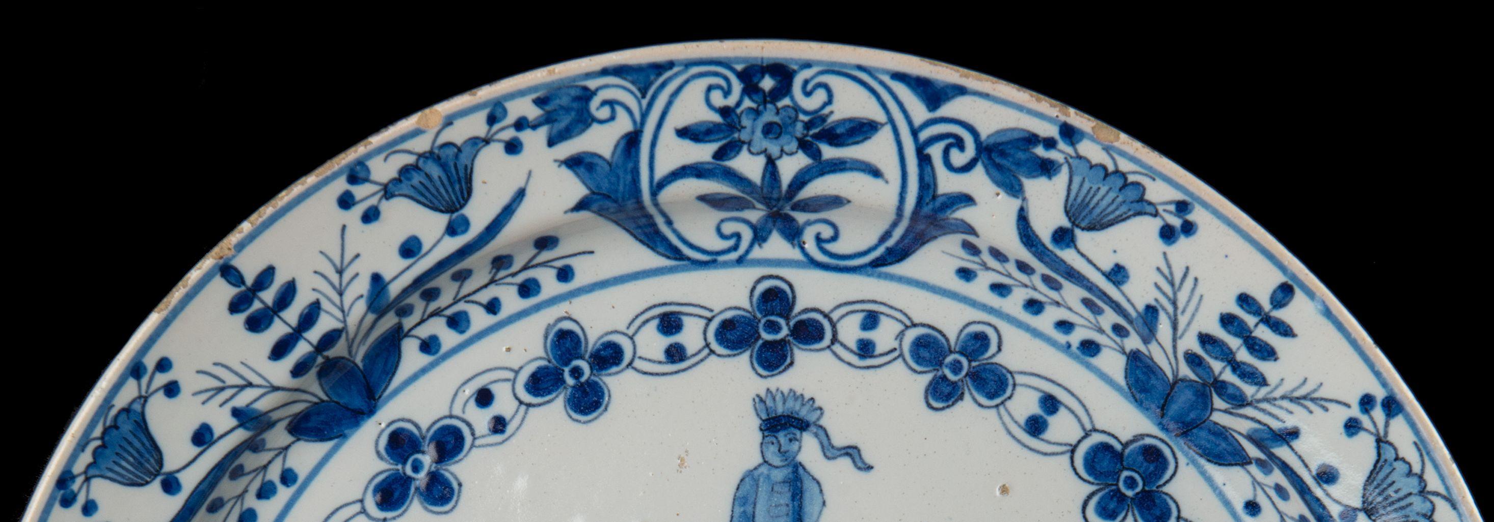 Néerlandais Manteau de Delft 1686-1701 en céramique bleue et blanche avec plaques armoriées Armoires grecques A en vente