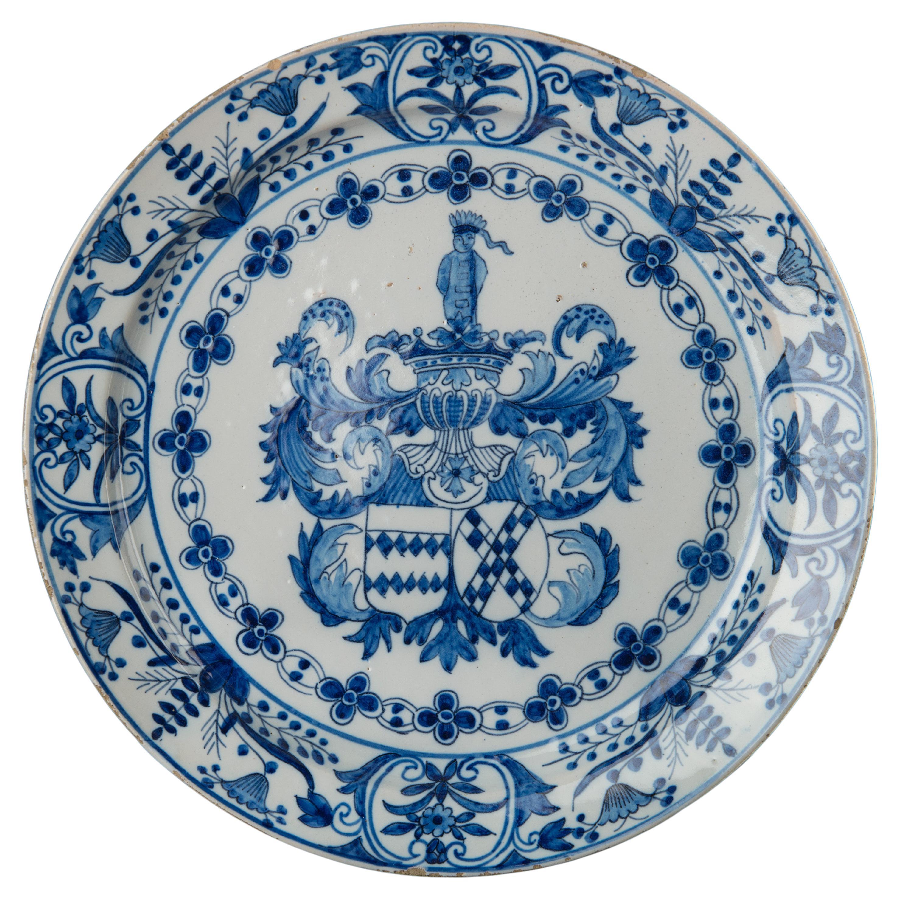 Niederländischer holländischer Delfter Wappenmantel aus blauer und weißer Keramik mit Wappenteller, griechisch A im Angebot