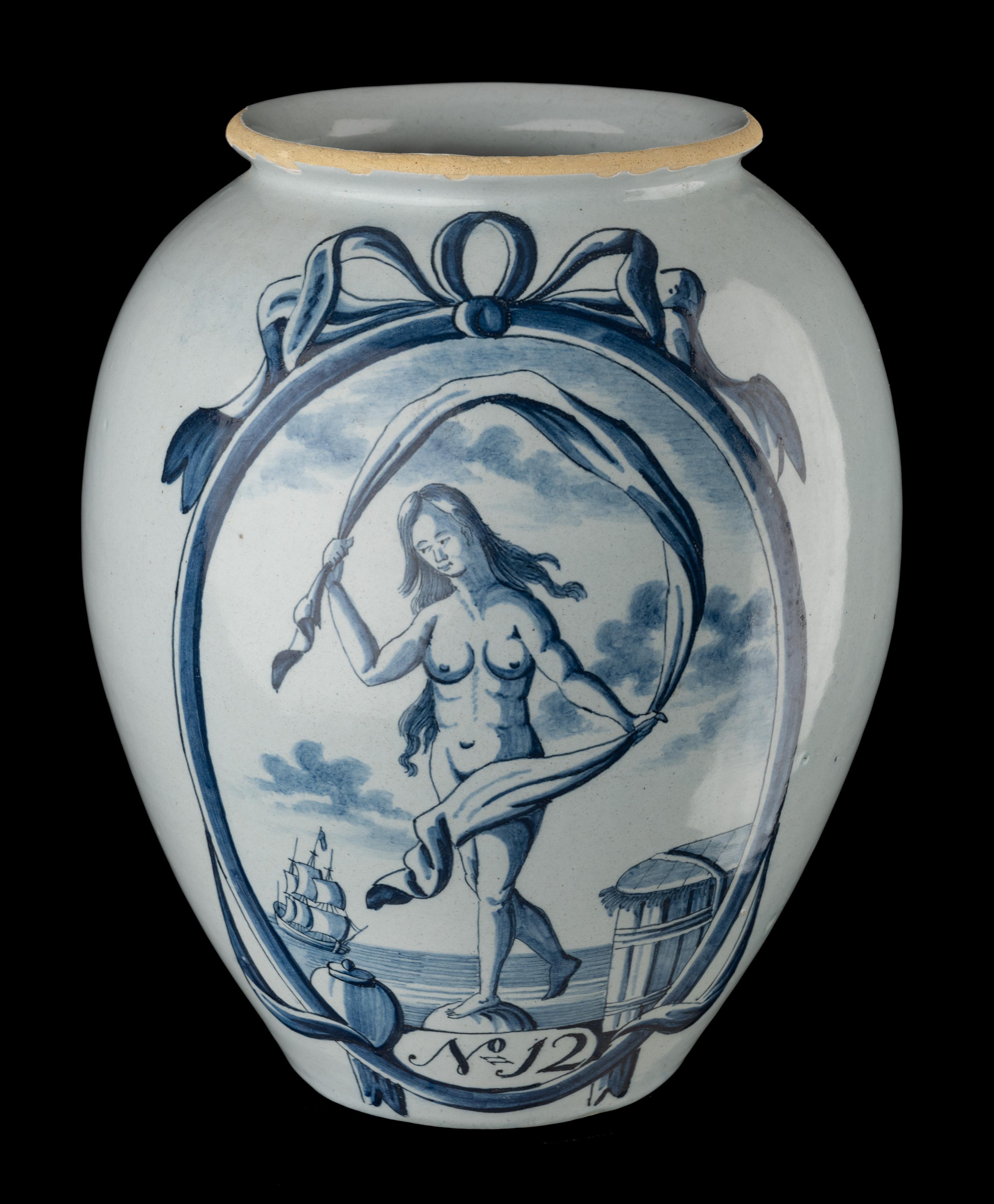 Blau-weißer Tabakkrug 'Nr. 12' Delft, 1750-1800 
Der Lampetkrug Töpferei Marke: LPKan 

Die eiförmige Tabakdose hat einen vorspringenden Rand und ist blau bemalt mit einem großen Oval, das Fortuna darstellt. Zu ihrer Linken steht ein Tabakglas,