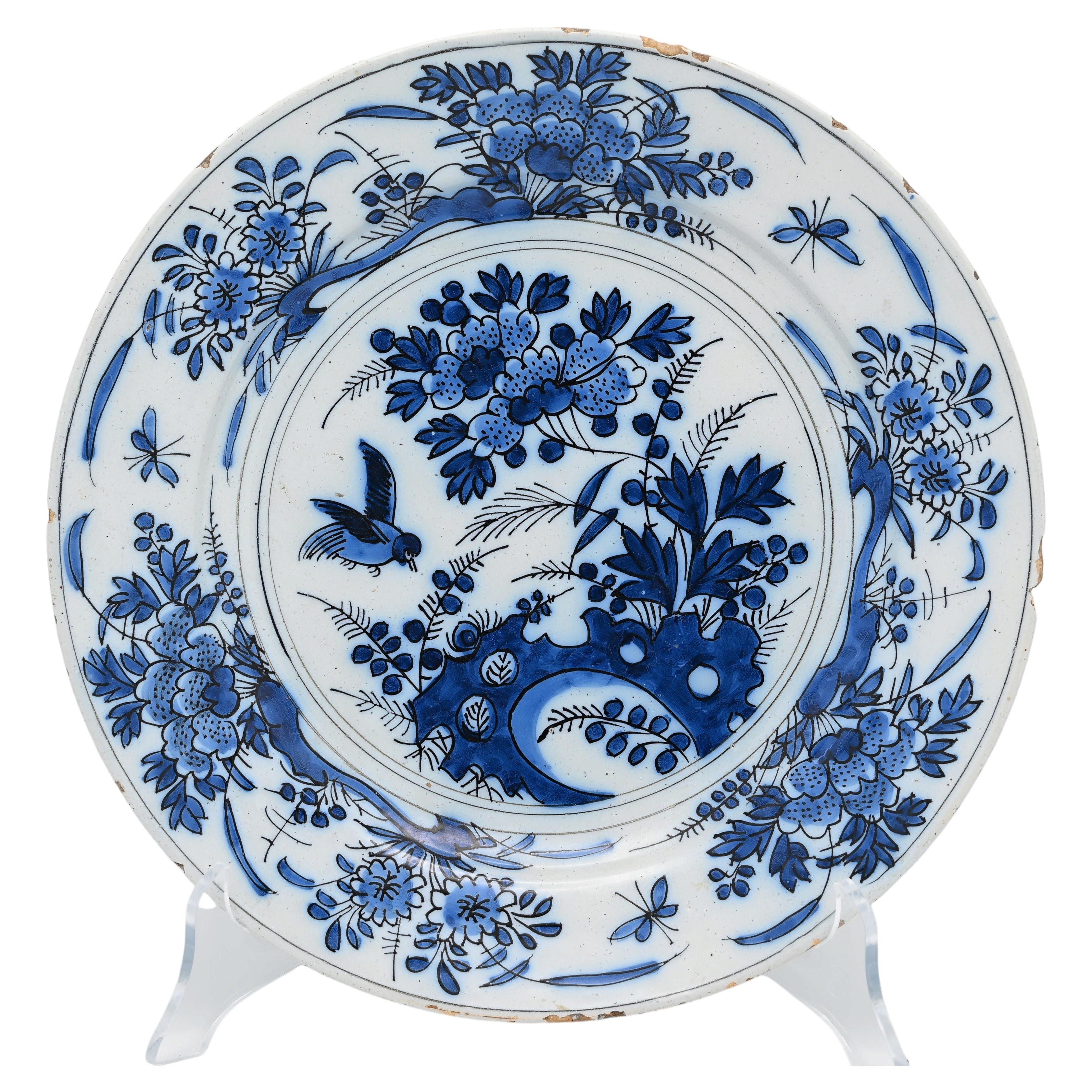 Piatto antico del XVII secolo in stile "Delft", blu e bianco, con motivi chinoiserie, CIRCA 1690