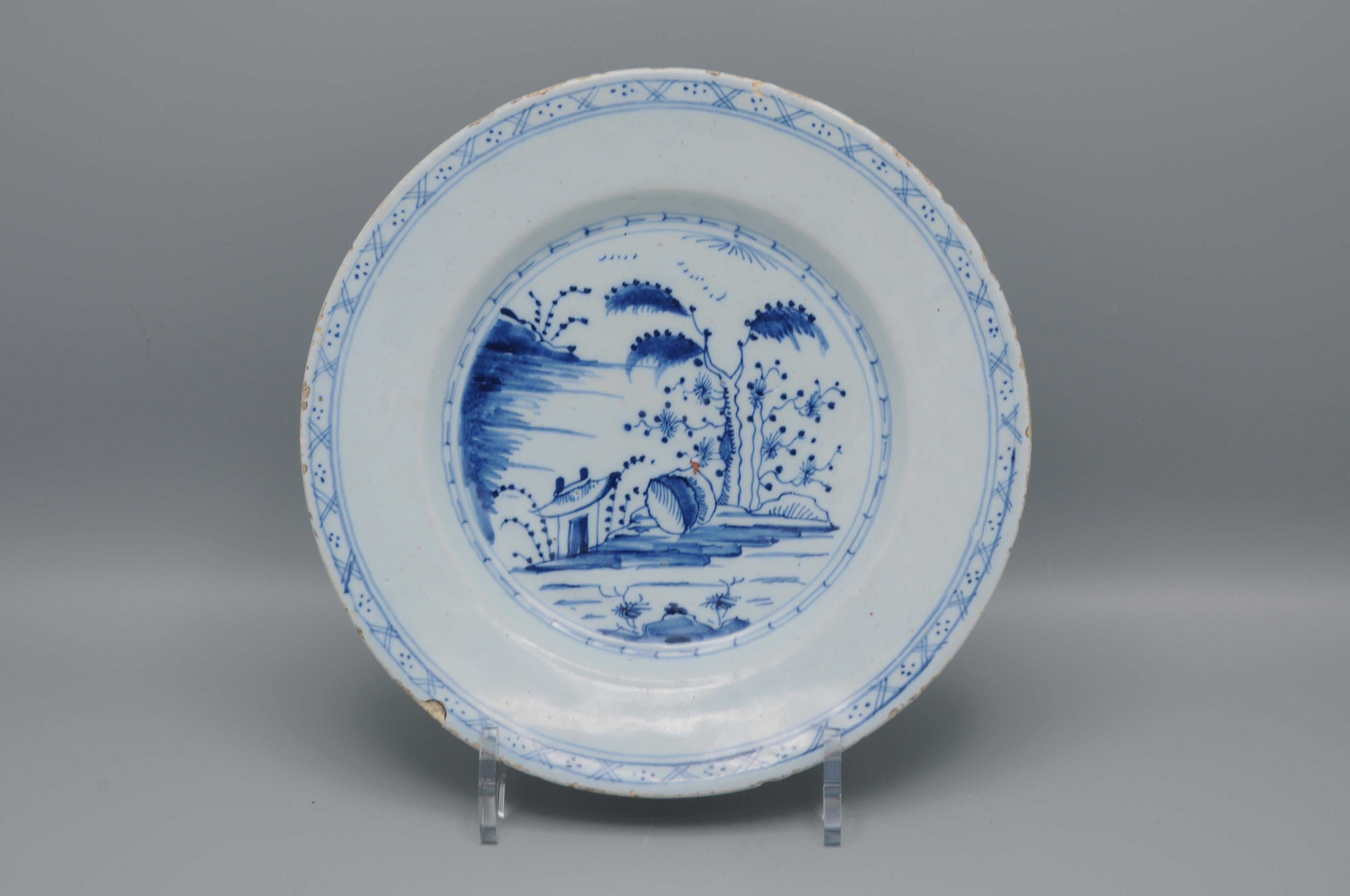 Delft  - Piatto Delft blu e bianco del XVIII secolo in stile cineseria in vendita 3