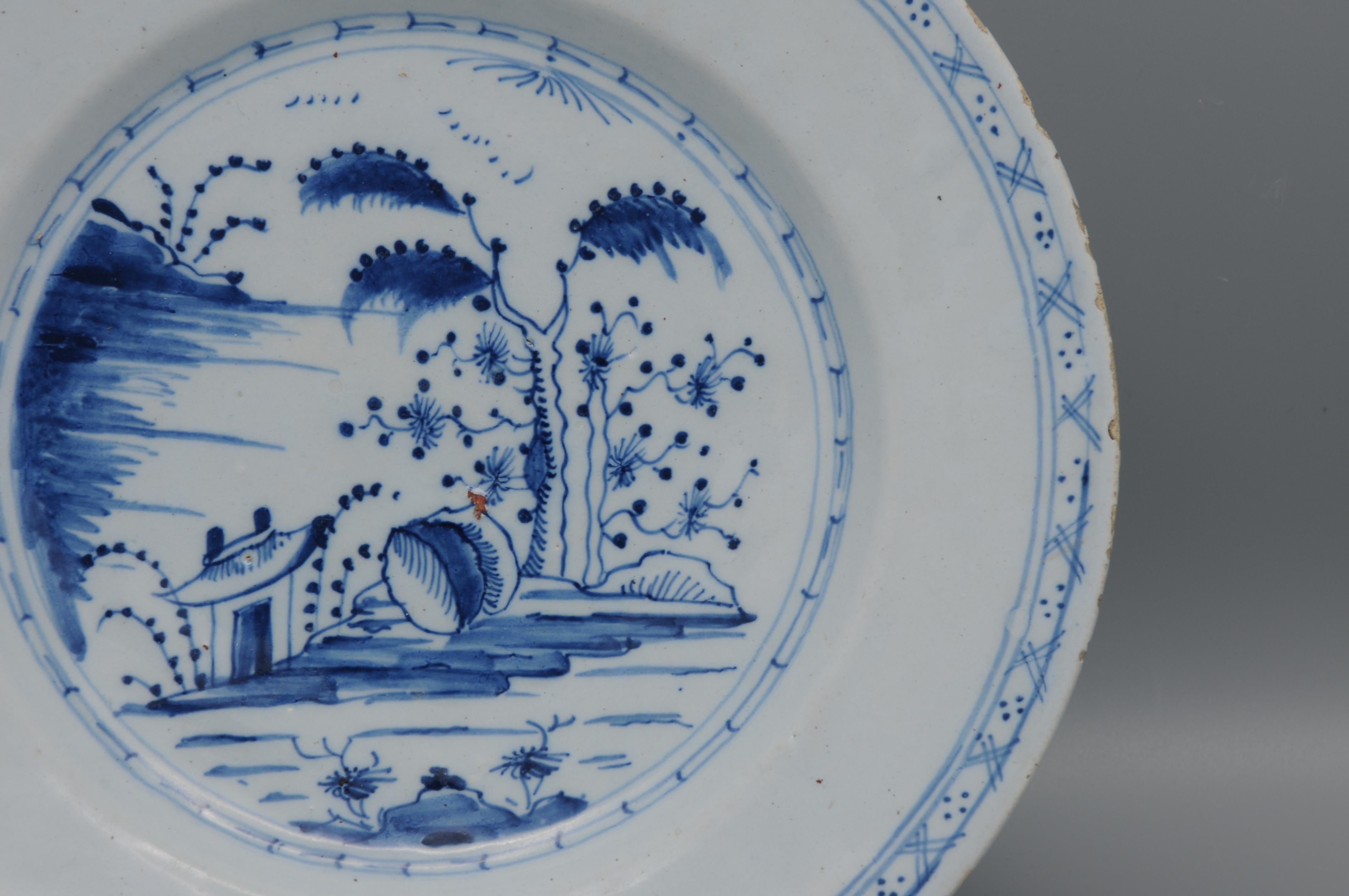 Delft  - Piatto Delft blu e bianco del XVIII secolo in stile cineseria in vendita 8