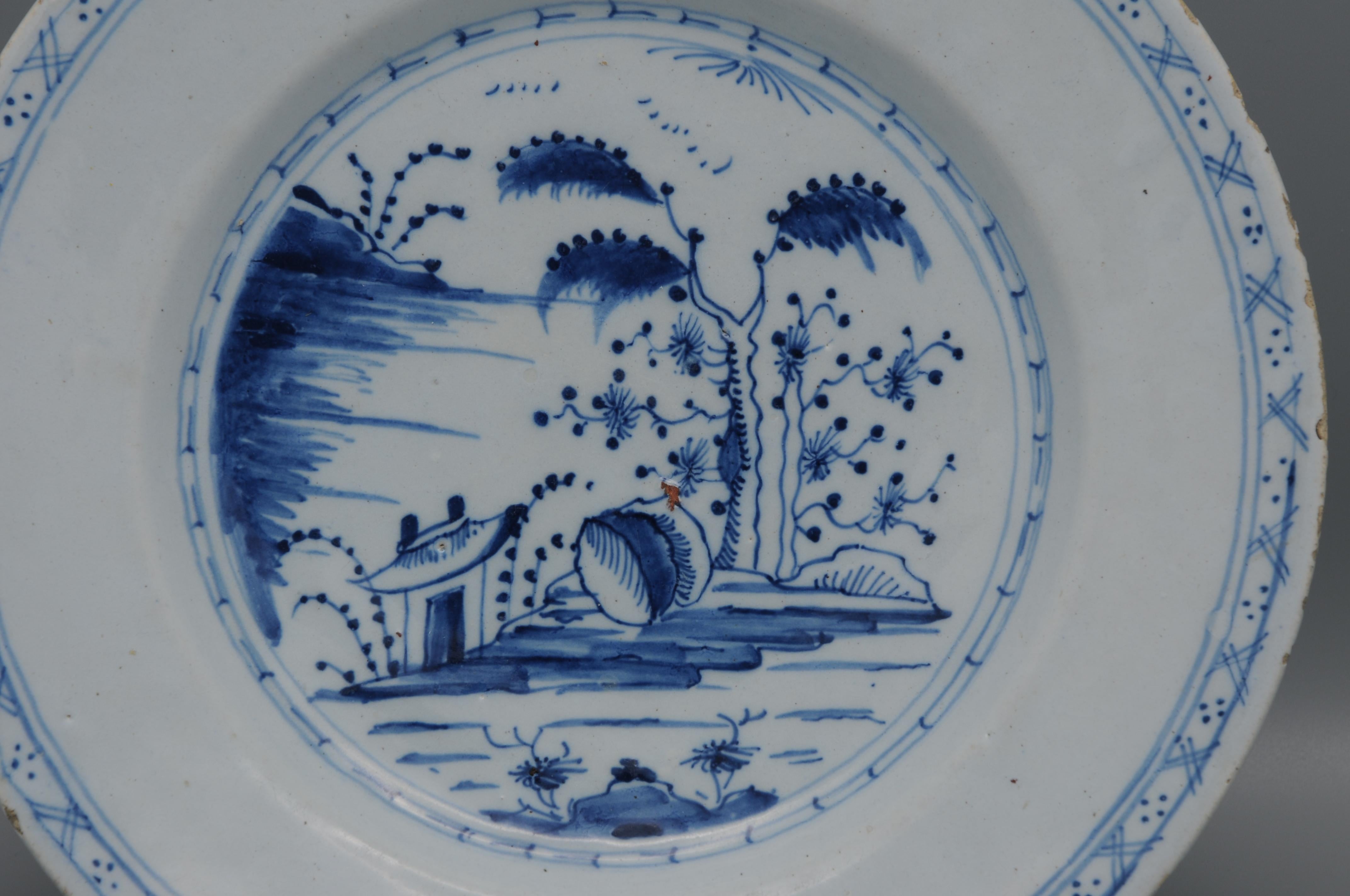 Delft  - Piatto Delft blu e bianco del XVIII secolo in stile cineseria in vendita 9