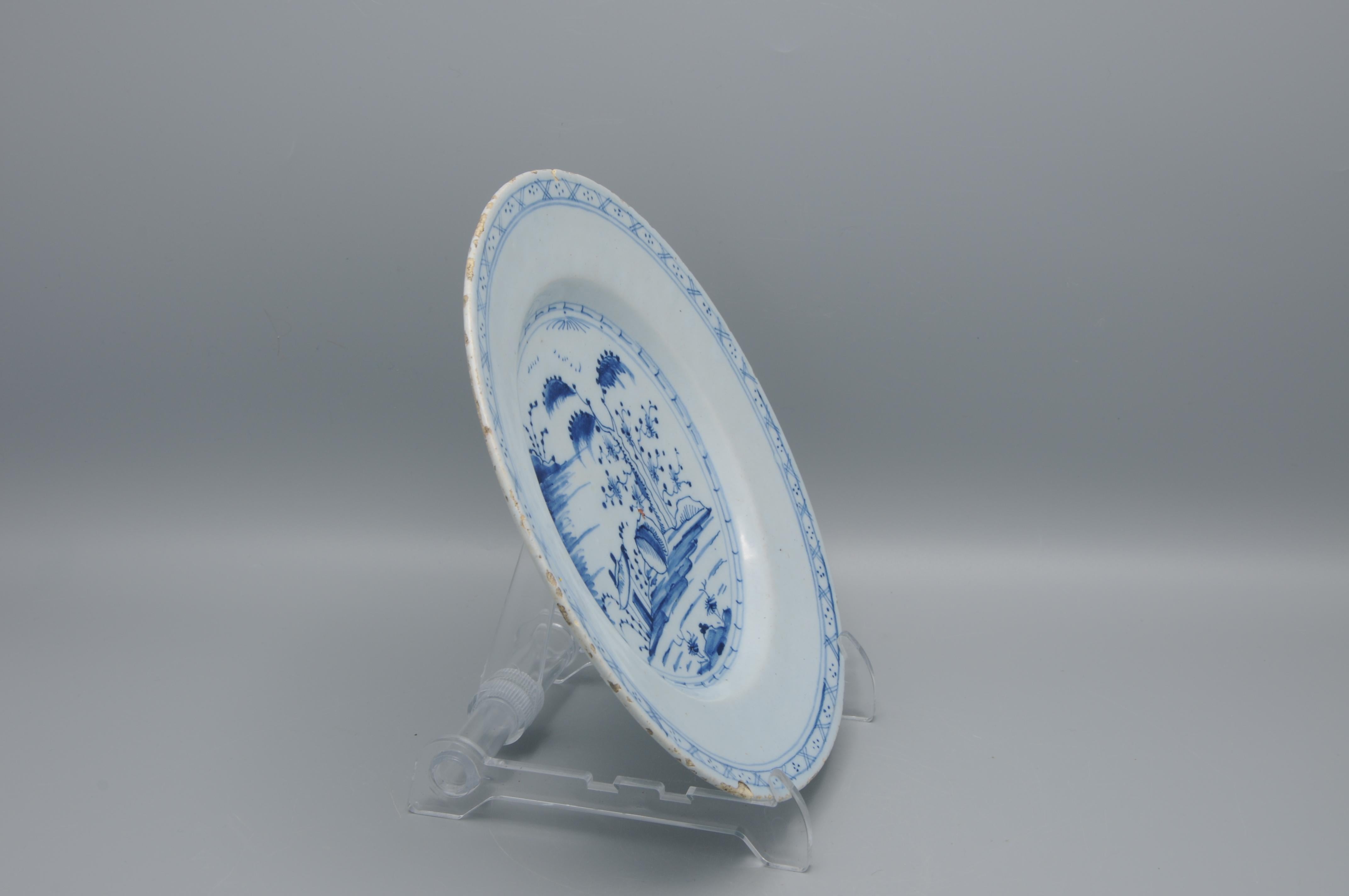 Delft  - Piatto Delft blu e bianco del XVIII secolo in stile cineseria in vendita 10