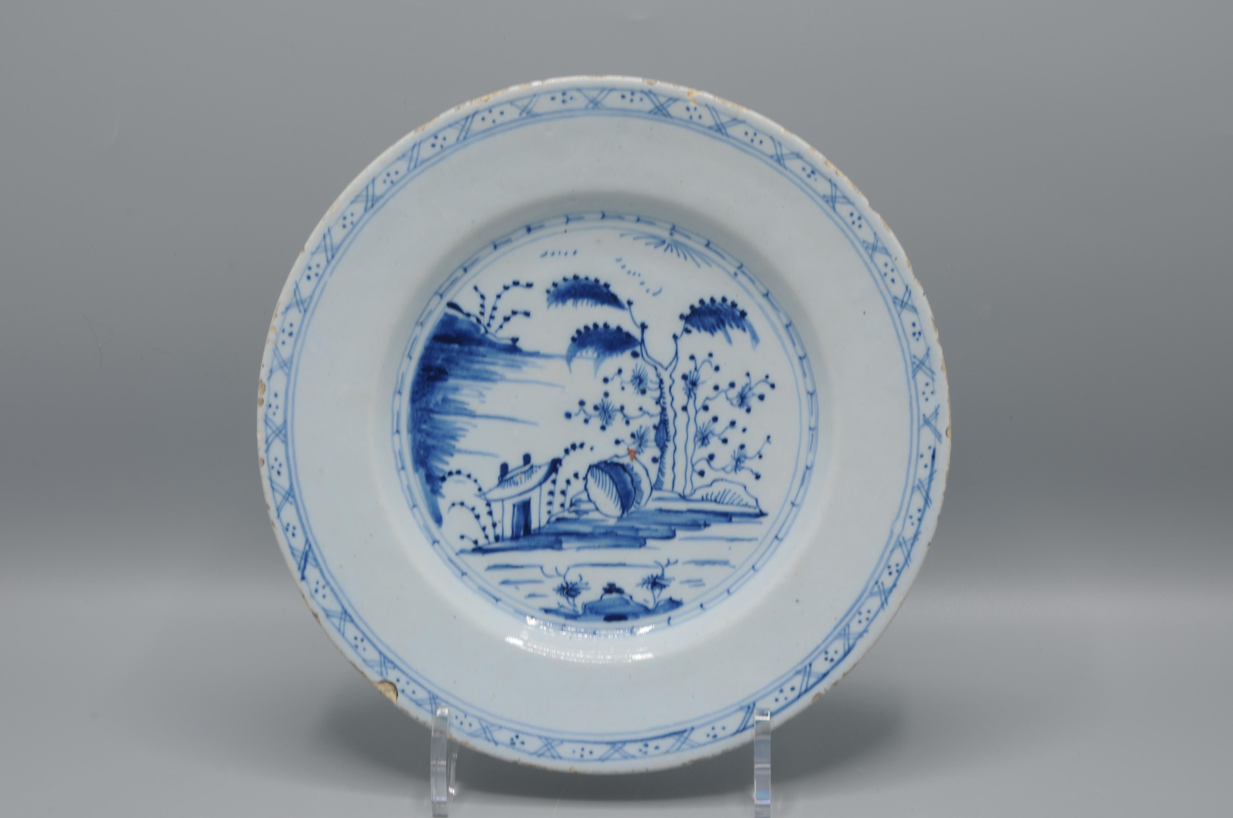 Delft Piatto in terracotta smaltata decorato in blu su fondo bianco, con un paesaggio ispirato alla cineseria. 
Olandese, Delft, seconda metà del XVIII secolo. 
Condizioni: Molto buono. Piccole fratture e piccole scheggiature lungo il bordo,