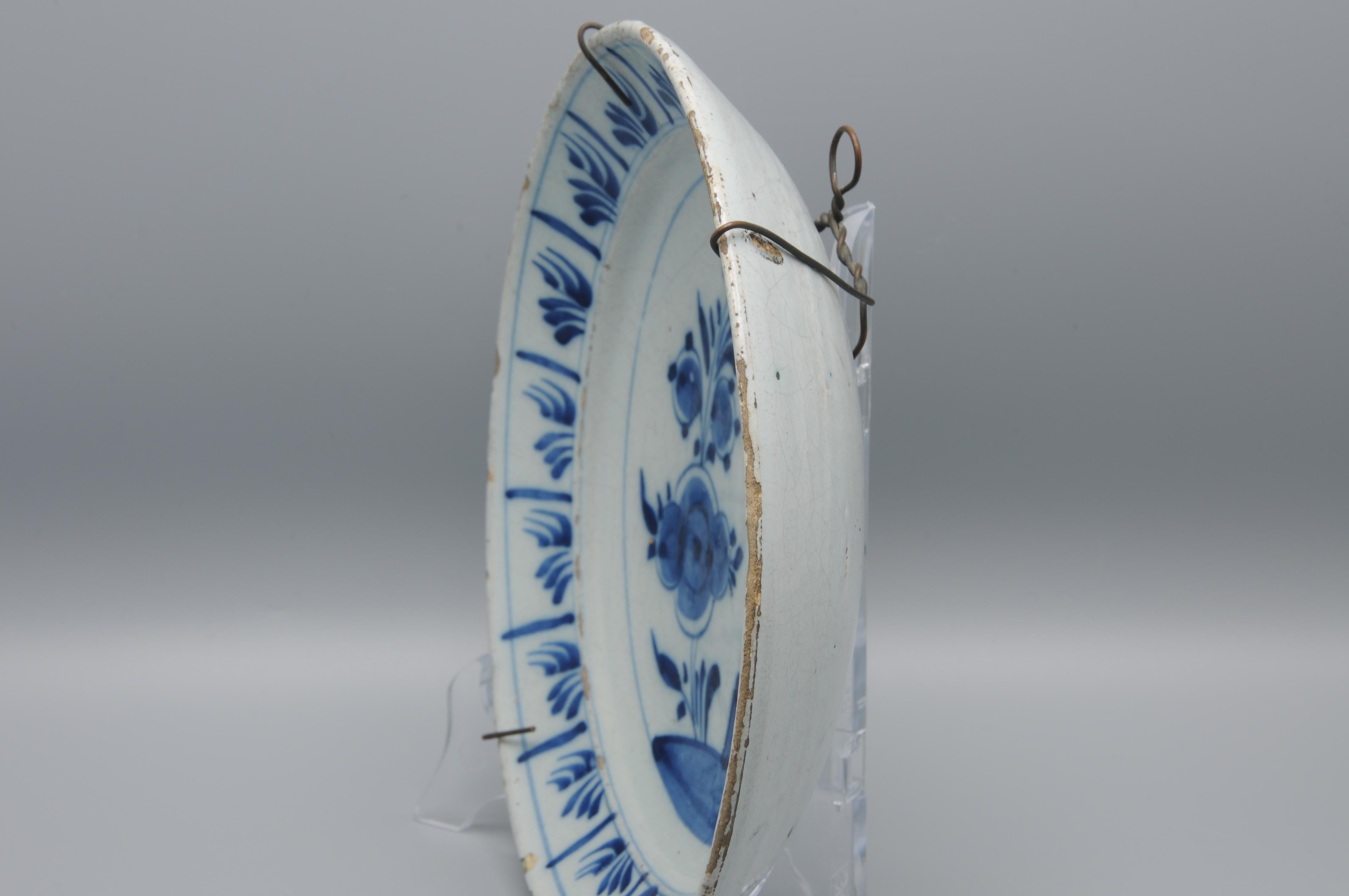 Vernissé Faïence de Delft  - Assiette de Delft bleu et blanc du 18e siècle, dite 