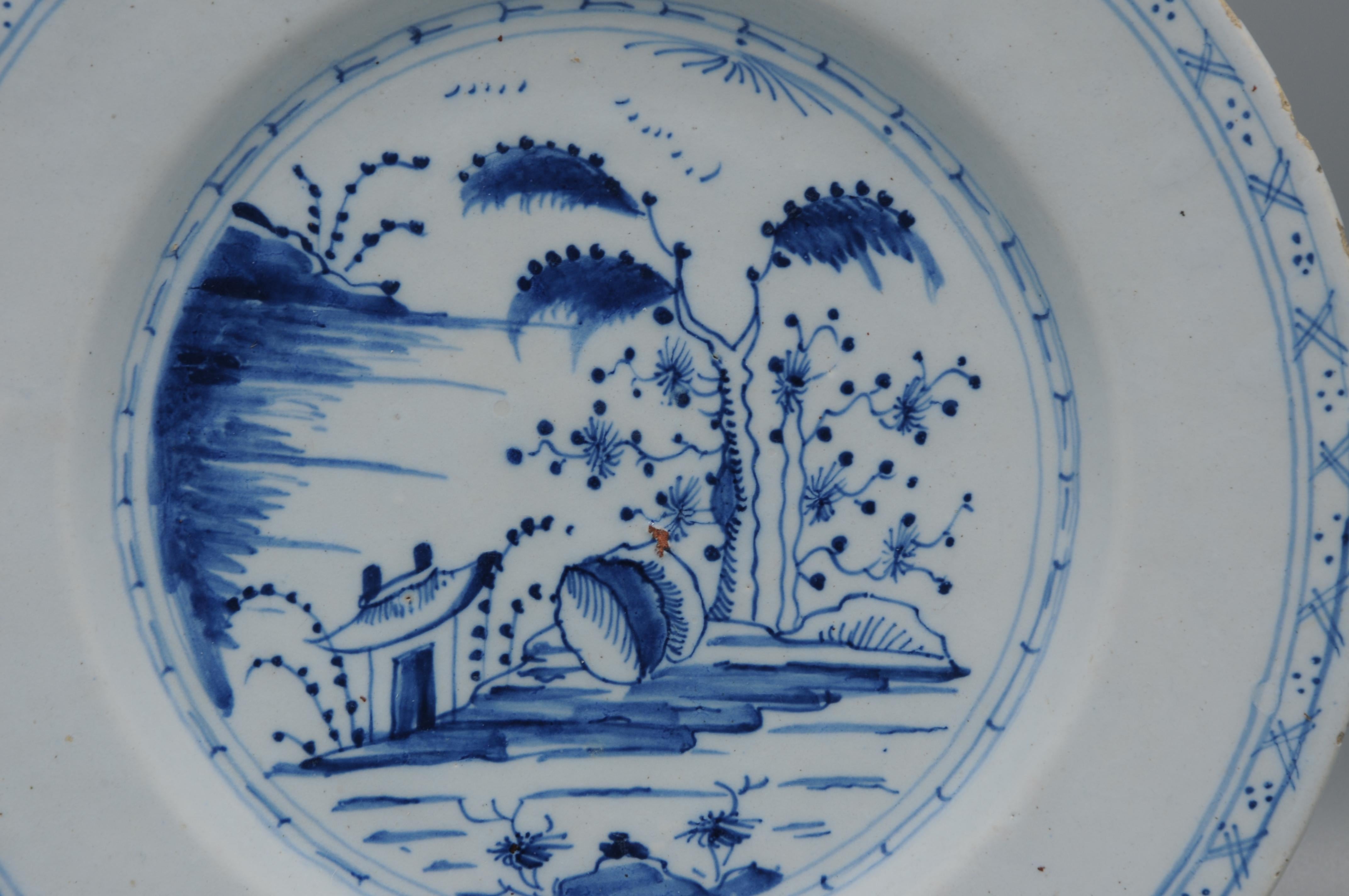 Smaltato Delft  - Piatto Delft blu e bianco del XVIII secolo in stile cineseria in vendita