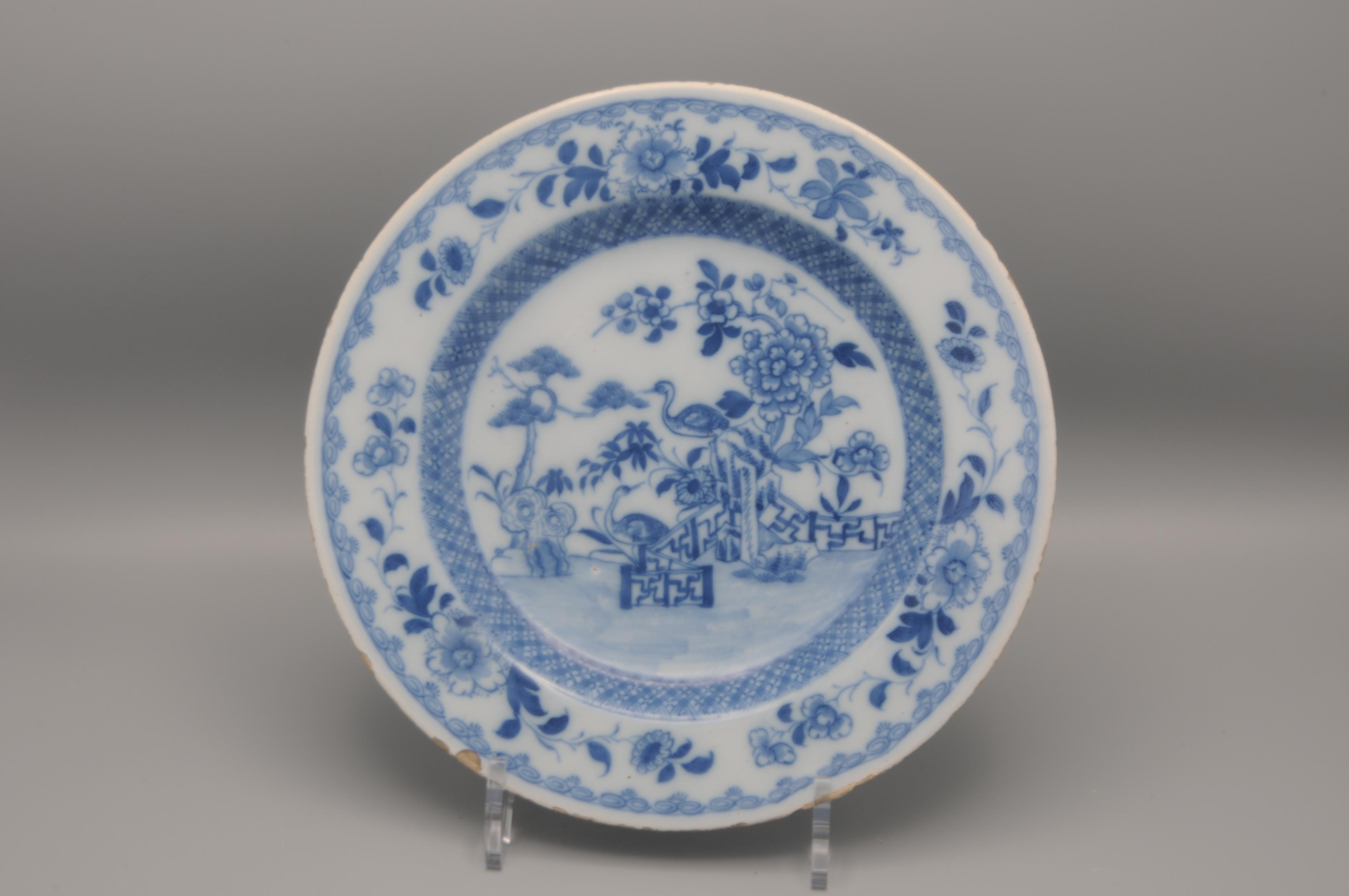 Delft  - 18th century 'Chinoiserie' Blue and White Delft Plate In Good Condition For Sale In DELFT, NL