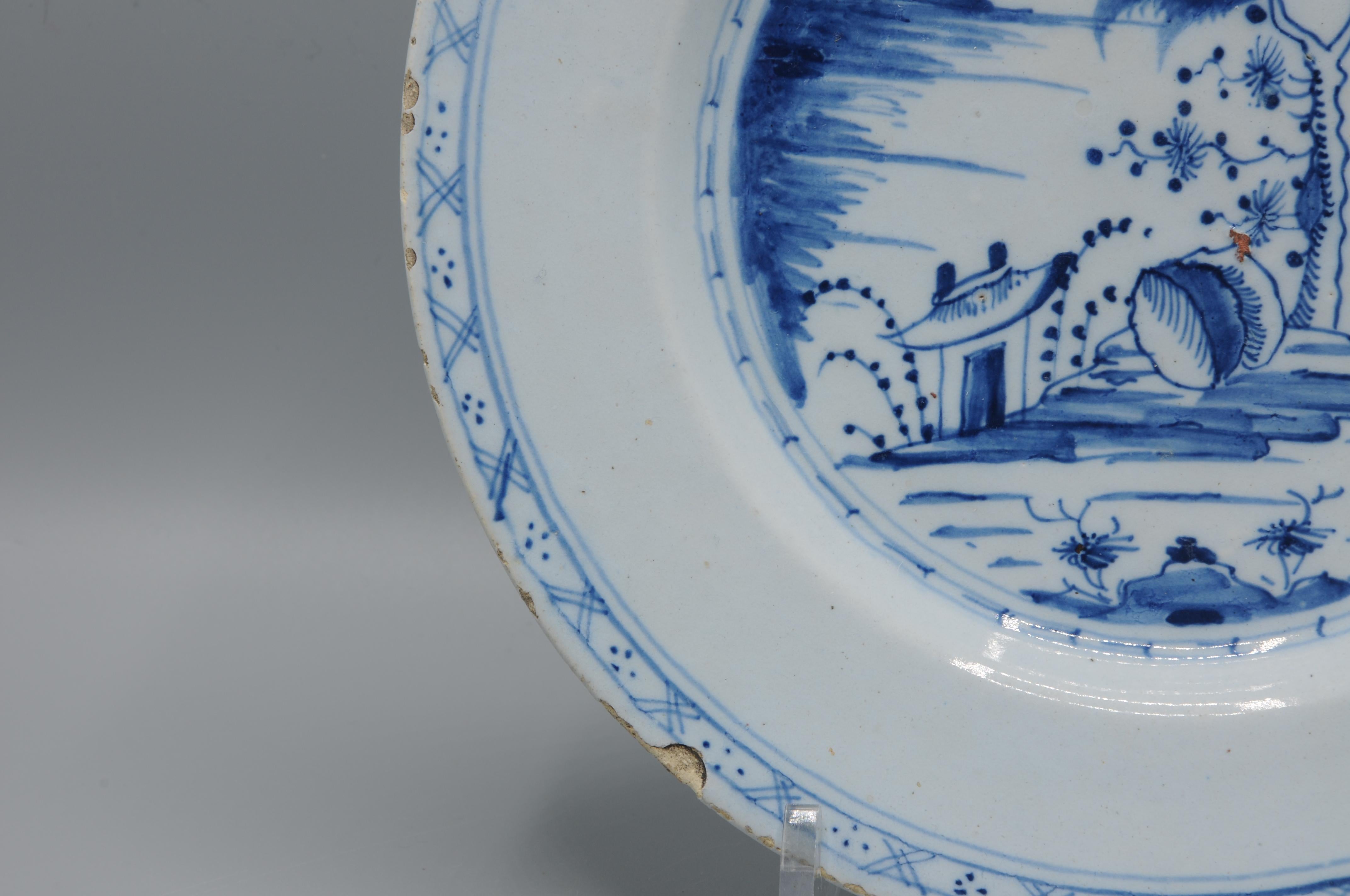 Fino al XVIII secolo Delft  - Piatto Delft blu e bianco del XVIII secolo in stile cineseria in vendita