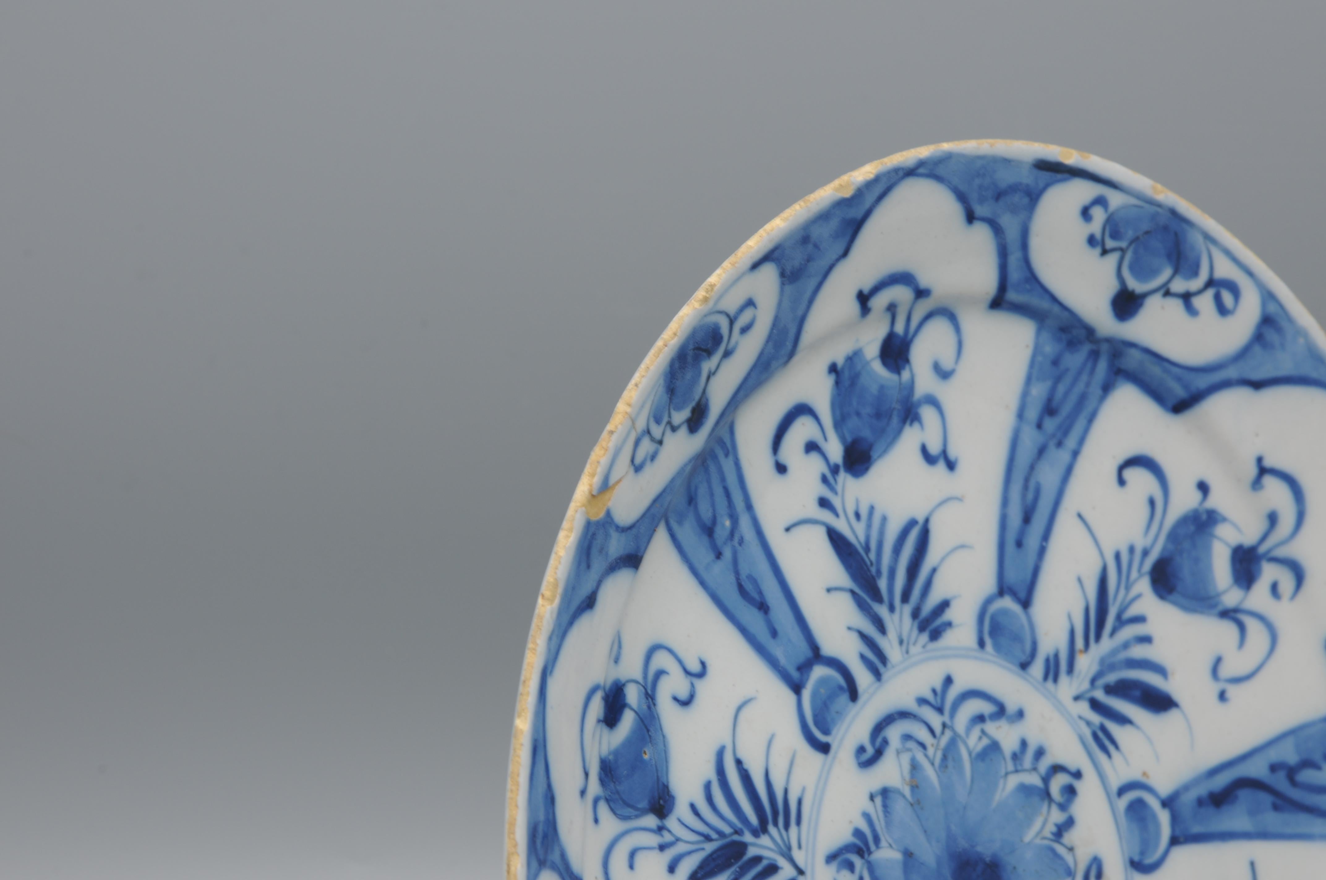Delfter Blau  - Chinoiserie-Teller aus Delft mit blauen und weißen Blumen aus dem 18. im Angebot 3