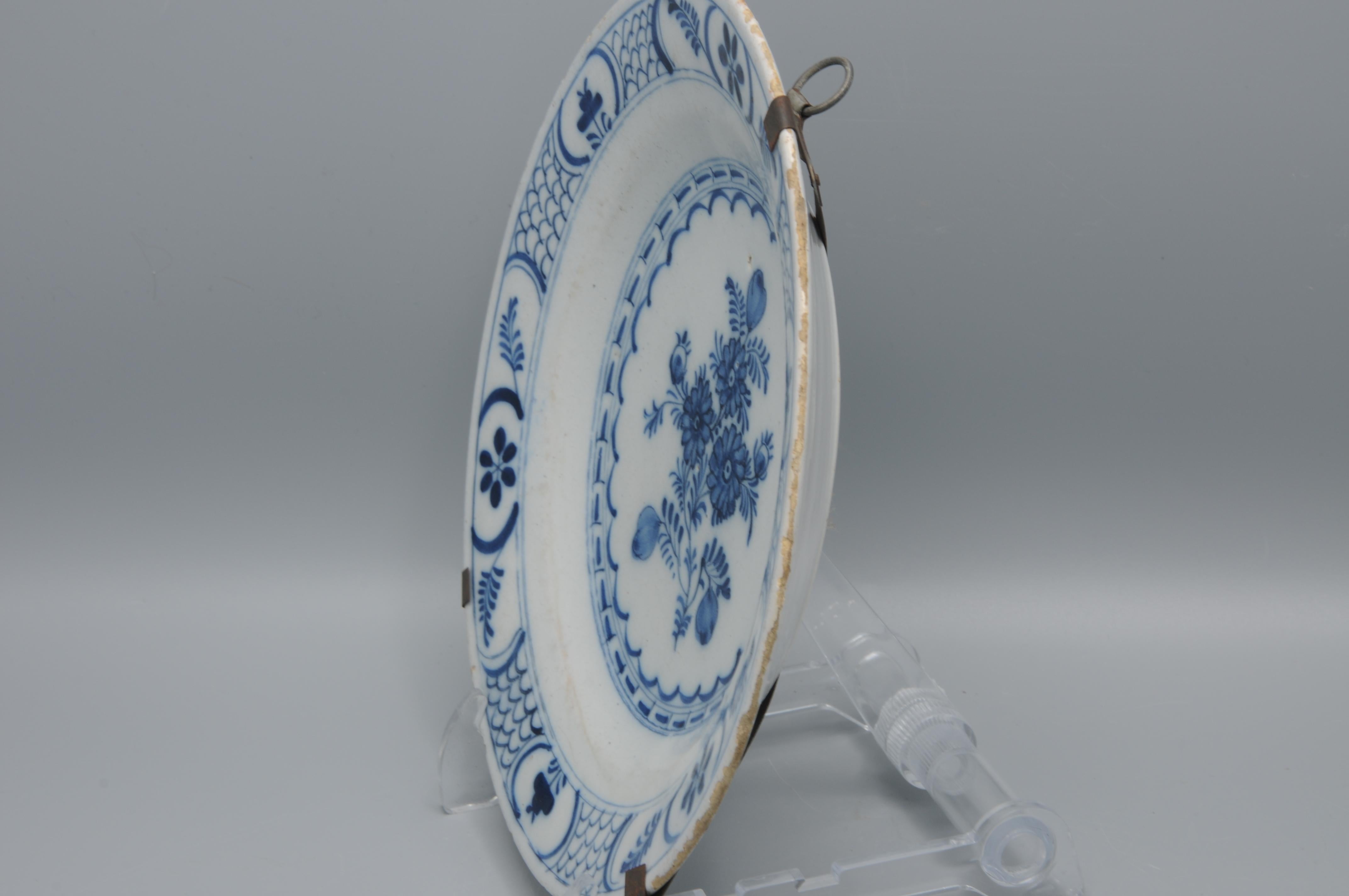 Faïence de Delft  - Assiette de Delft bleu et blanc du 18e siècle à décor de Chinoiserie en vente 2