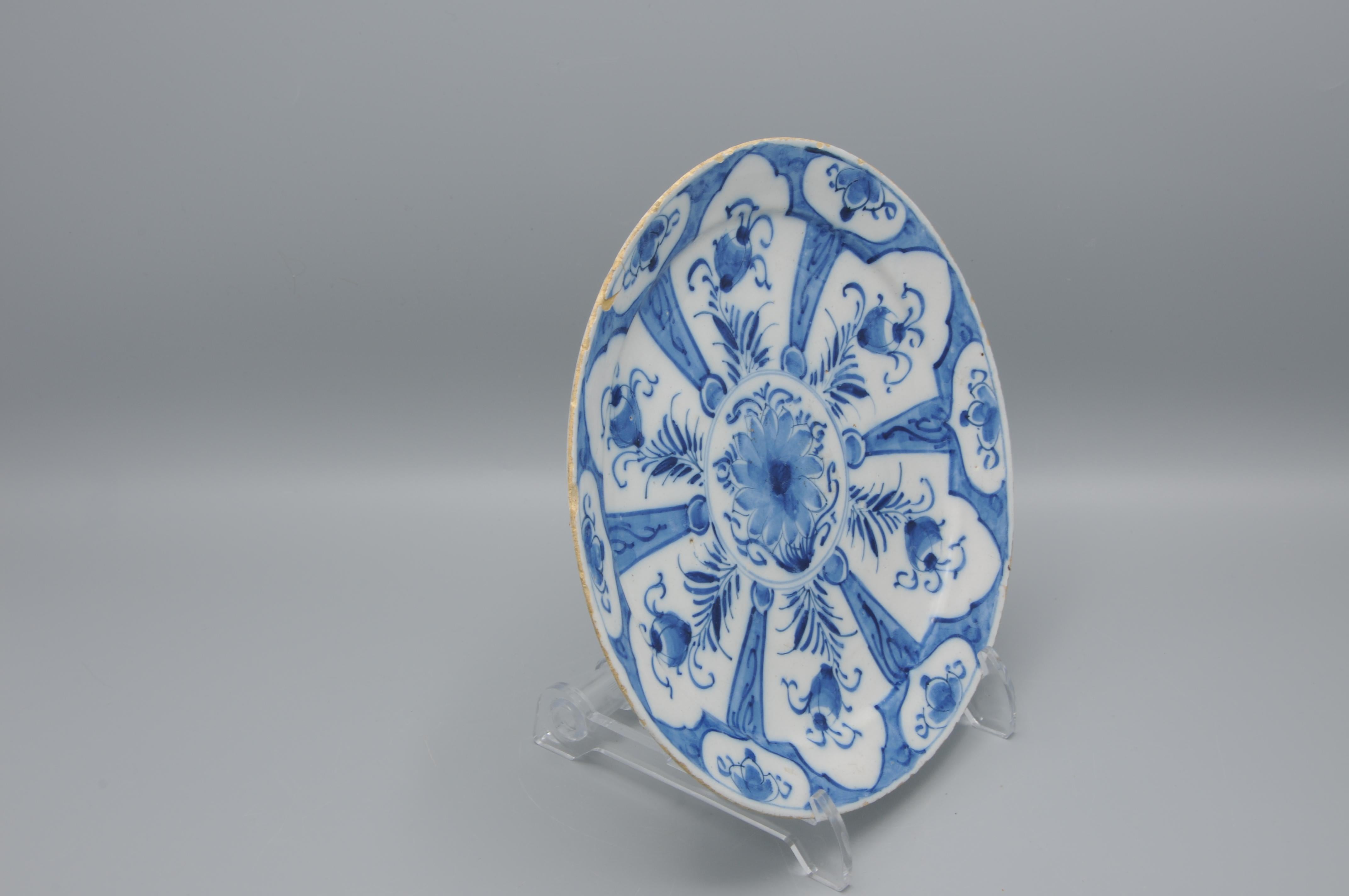 Delfter Blau  - Chinoiserie-Teller aus Delft mit blauen und weißen Blumen aus dem 18. im Angebot 4