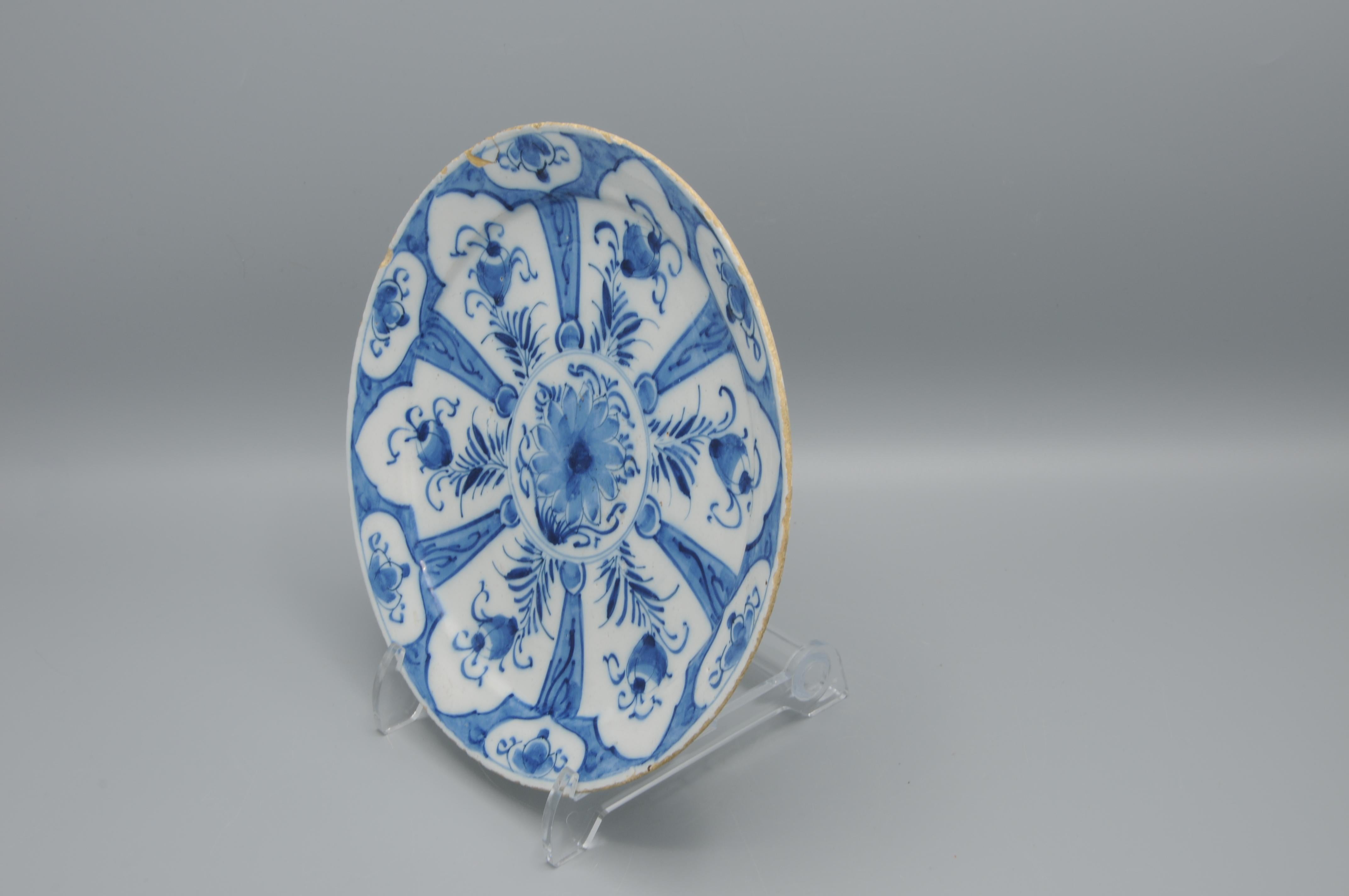 Delfter Blau  - Chinoiserie-Teller aus Delft mit blauen und weißen Blumen aus dem 18. im Angebot 5