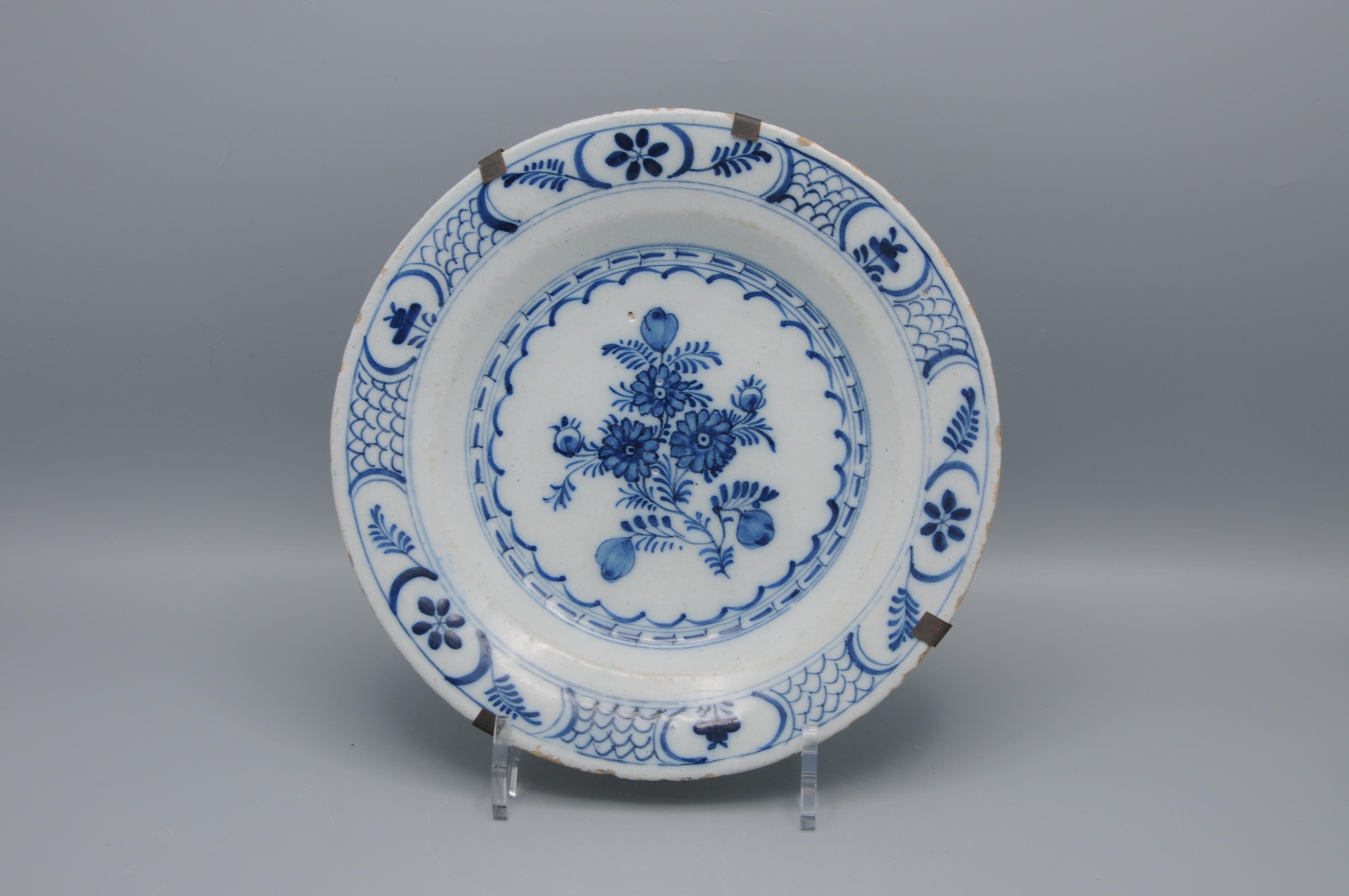 Faïence de Delft  - Assiette de Delft bleu et blanc du 18e siècle à décor de Chinoiserie en vente 4