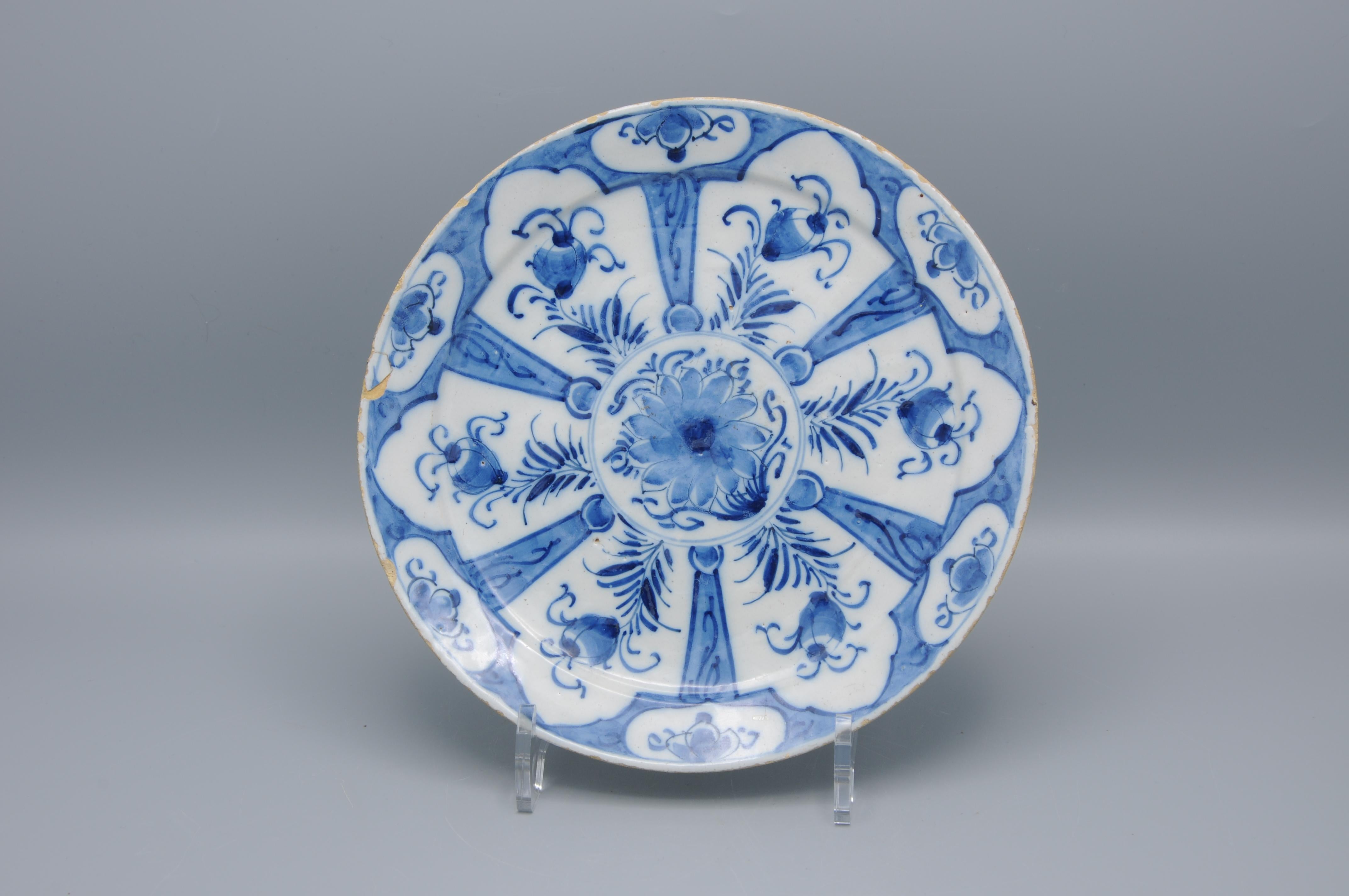 Delfter Blau  - Chinoiserie-Teller aus Delft mit blauen und weißen Blumen aus dem 18. im Angebot 6