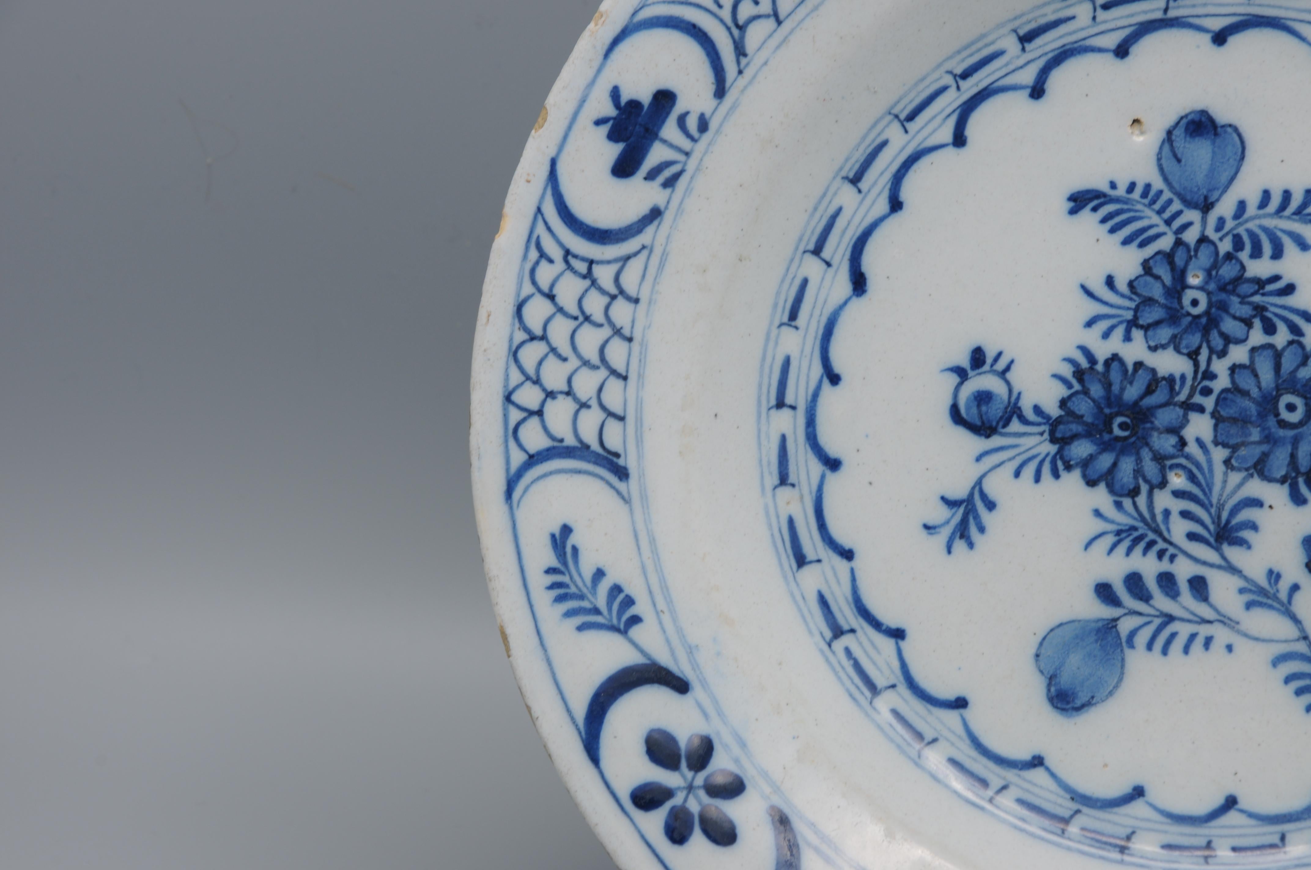 Faïence de Delft  - Assiette de Delft bleu et blanc du 18e siècle à décor de Chinoiserie en vente 5