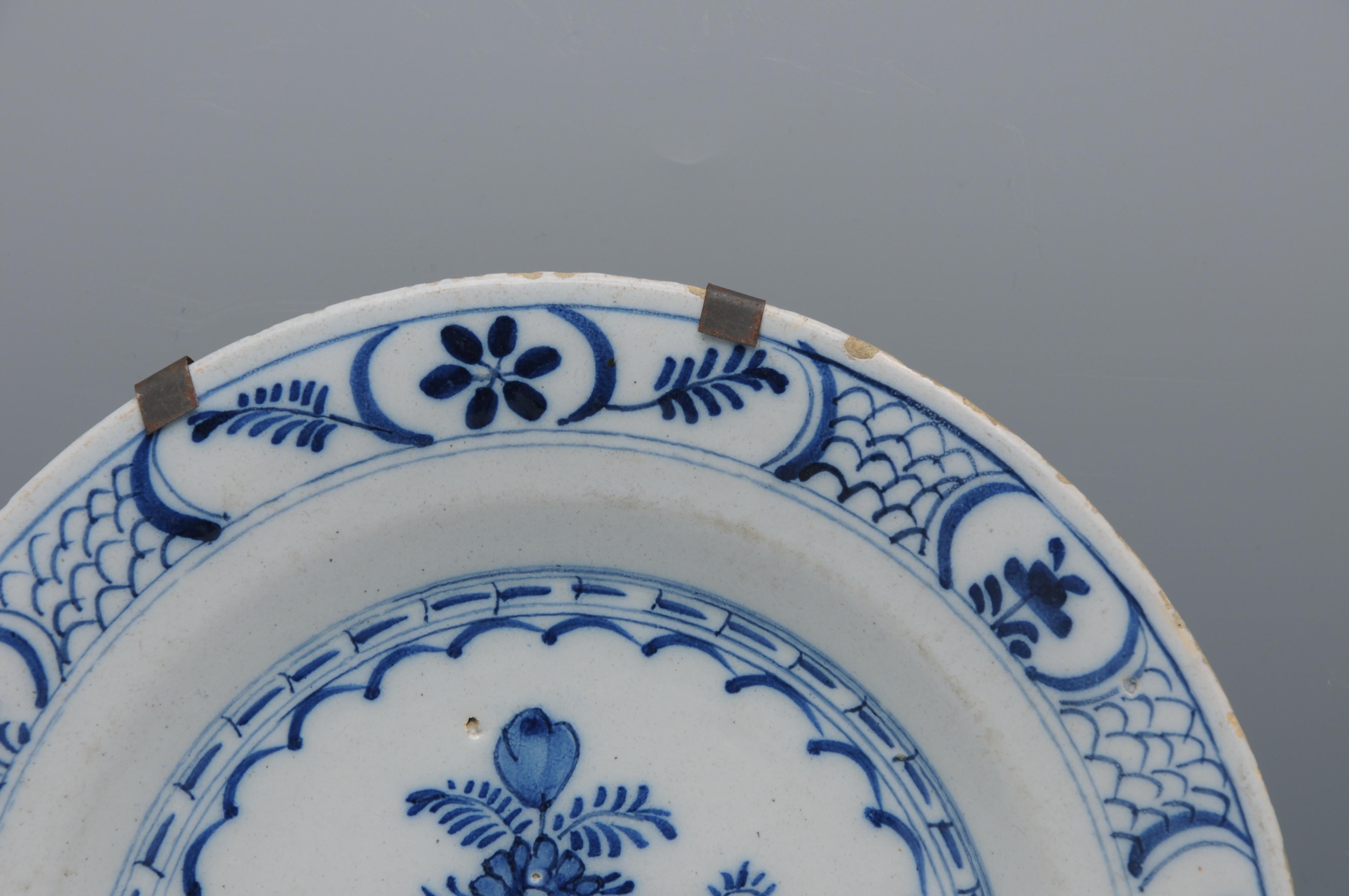 Faïence de Delft  - Assiette de Delft bleu et blanc du 18e siècle à décor de Chinoiserie en vente 6
