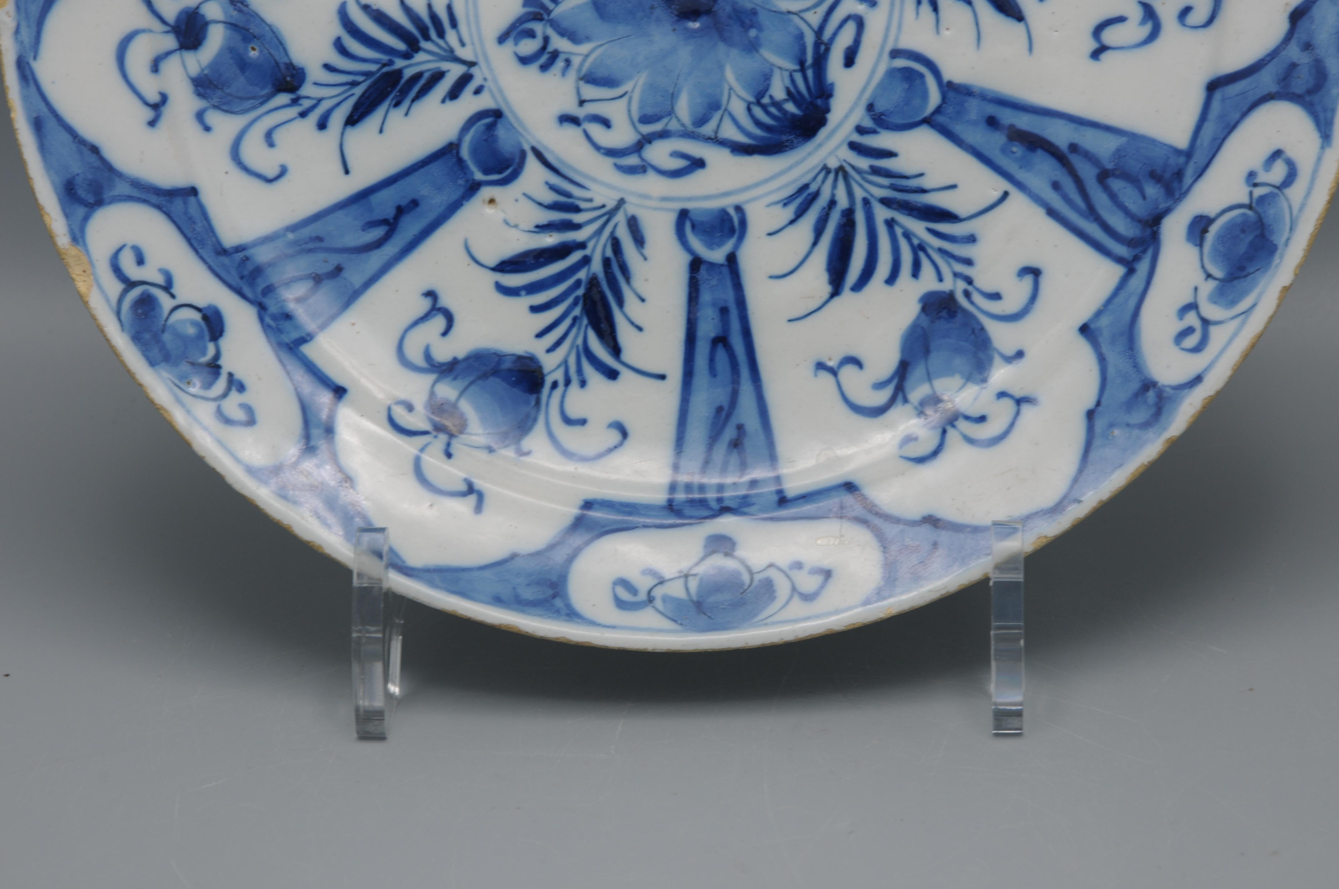 Delfter Blau  - Chinoiserie-Teller aus Delft mit blauen und weißen Blumen aus dem 18. im Angebot 8