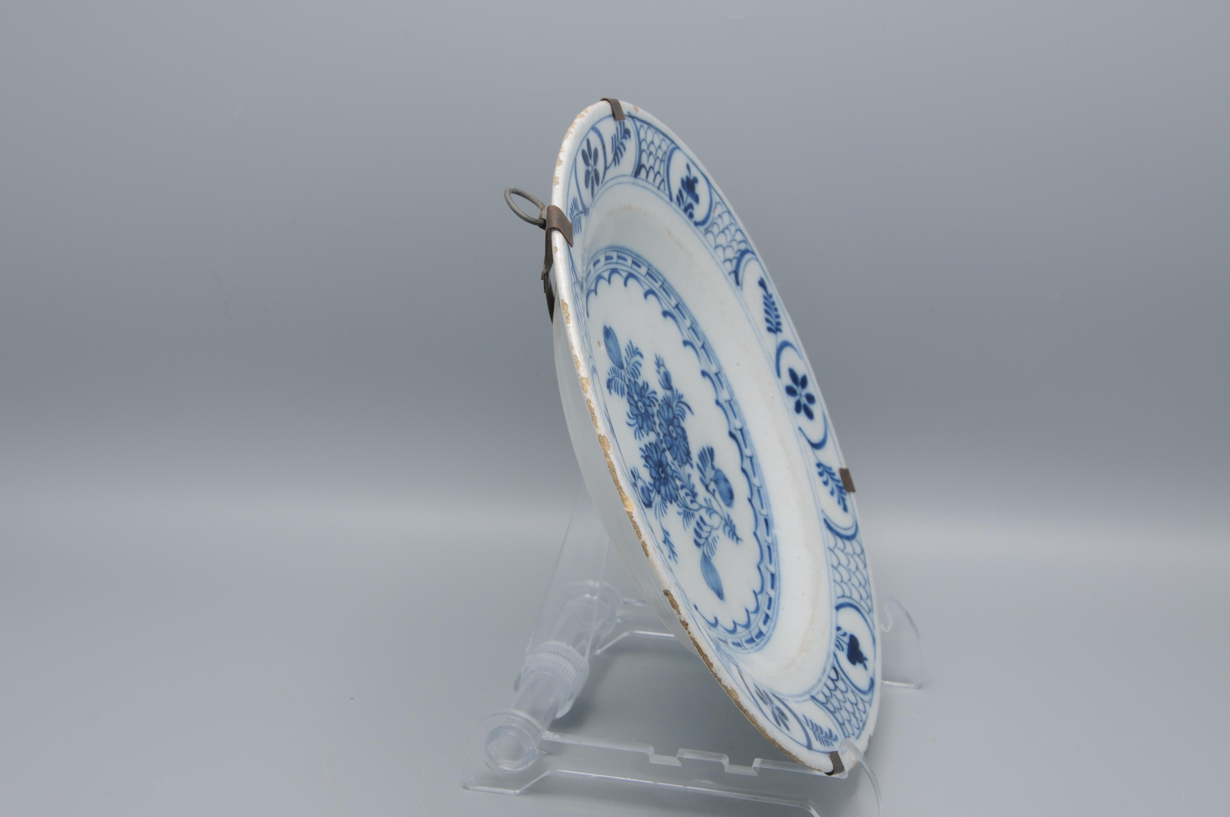 Faïence de Delft  - Assiette de Delft bleu et blanc du 18e siècle à décor de Chinoiserie en vente 8
