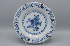 Delfter Blau  - Chinoiserie-Teller aus Delft mit blauen und weißen Blumen aus dem 18.