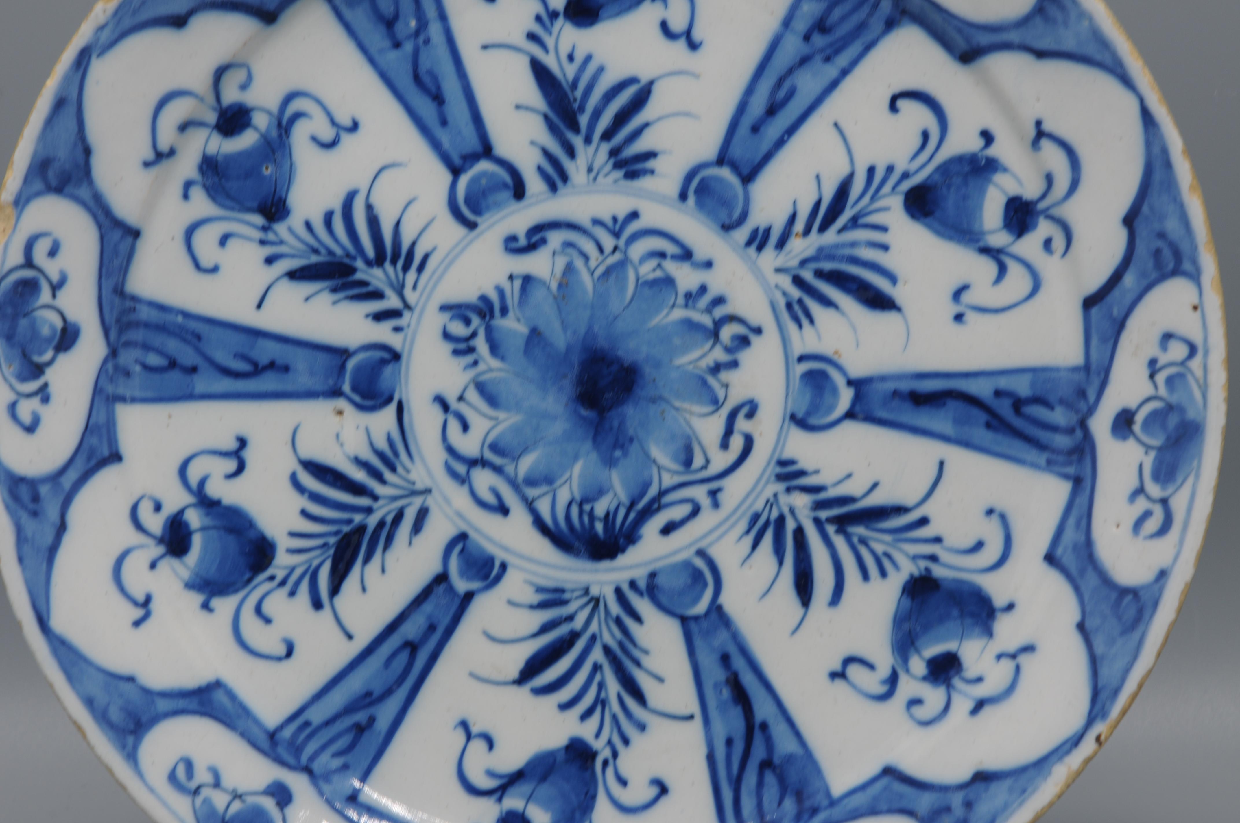 Delfter Blau  - Chinoiserie-Teller aus Delft mit blauen und weißen Blumen aus dem 18. (Niederländisch) im Angebot