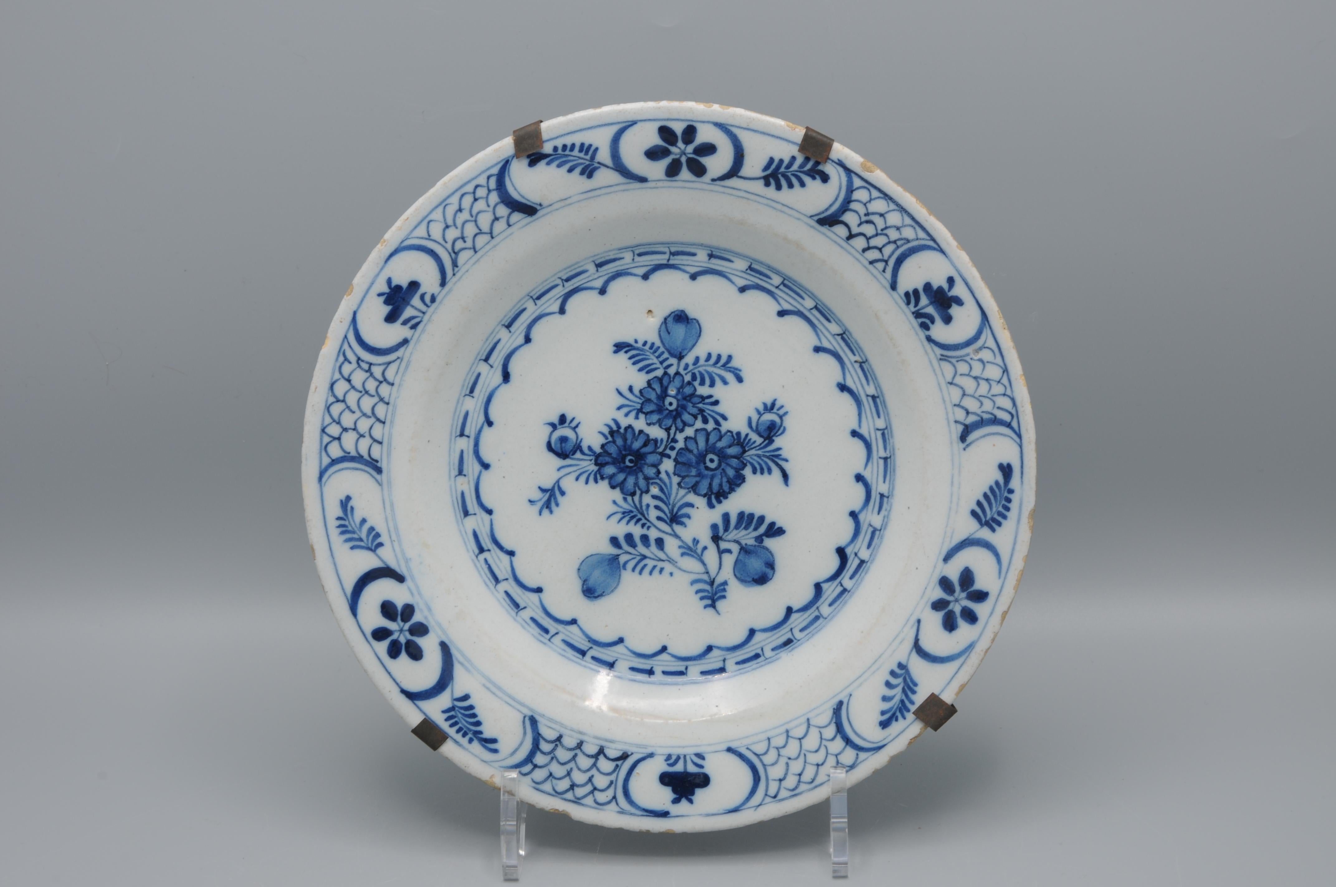 Chinoiseries Faïence de Delft  - Assiette de Delft bleu et blanc du 18e siècle à décor de Chinoiserie en vente