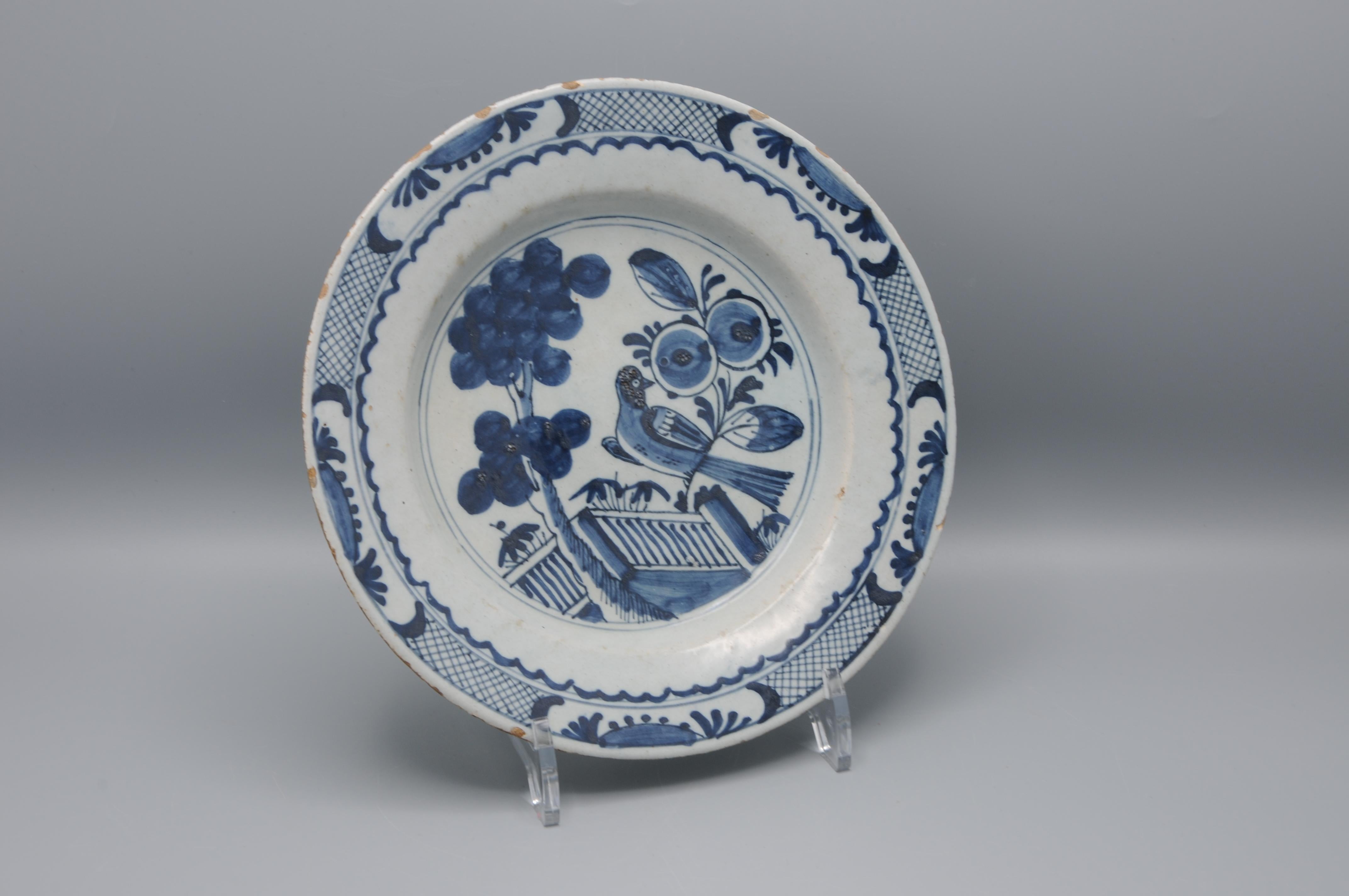 Chinoiseries Faïence de Delft  - Assiette de Delft bleu et blanc du 18e siècle à décor de Chinoiserie en vente