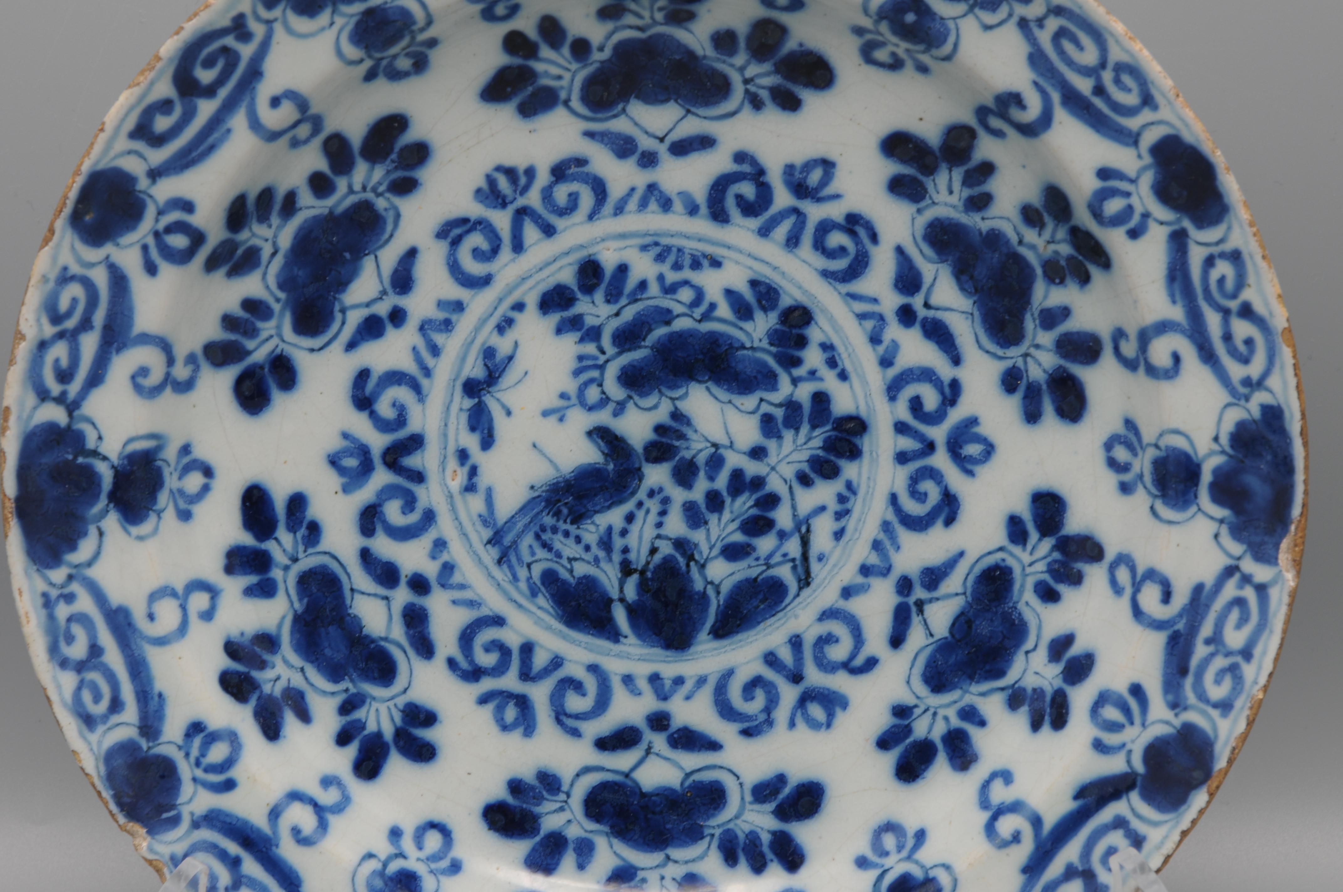 Néerlandais Faïence de Delft  - Assiette de Delft bleu et blanc du 18e siècle à décor de Chinoiserie en vente